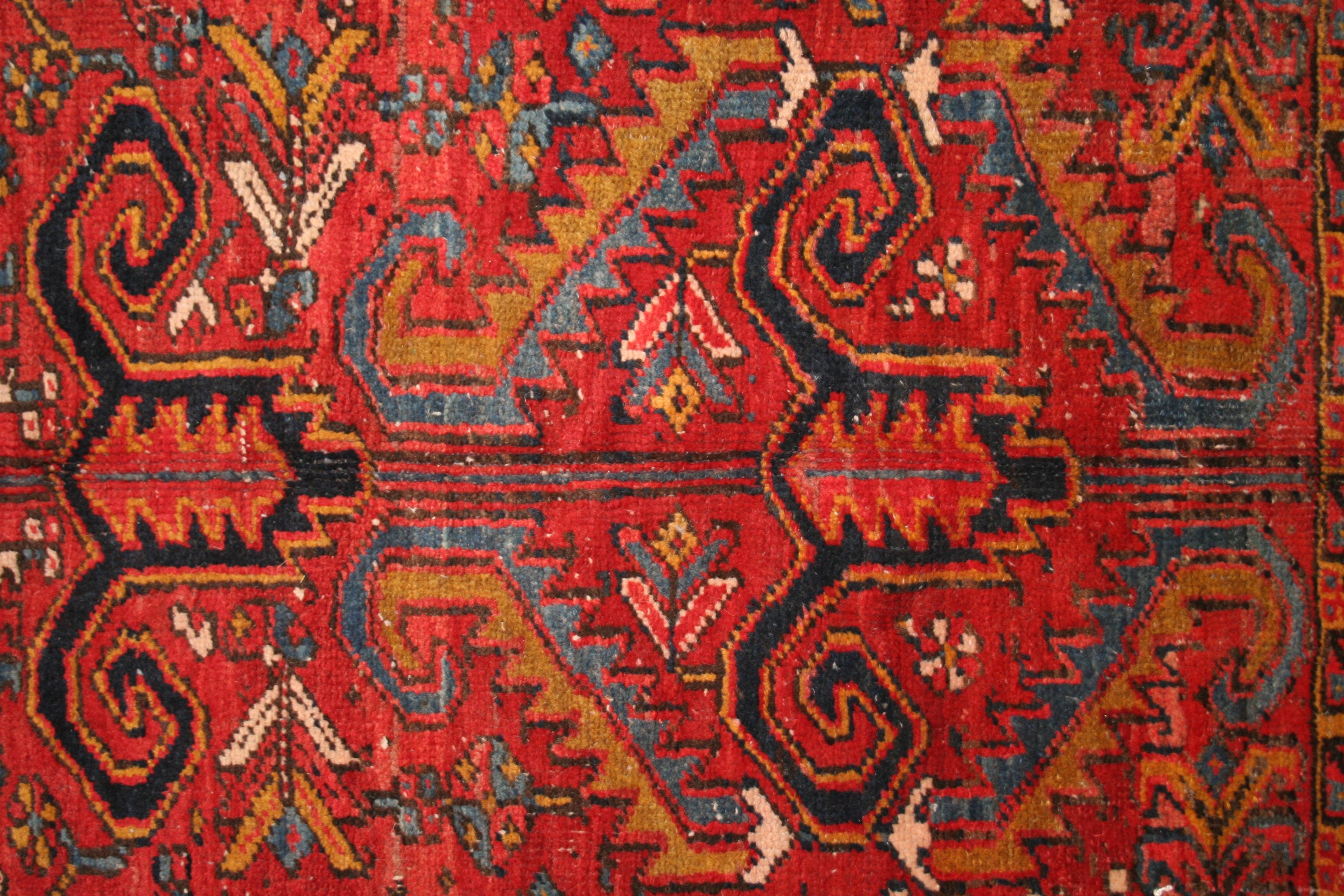 Azerbaïdjanais Tapis Heriz rouge rouille ancien avec motif sur toute sa surface en vente