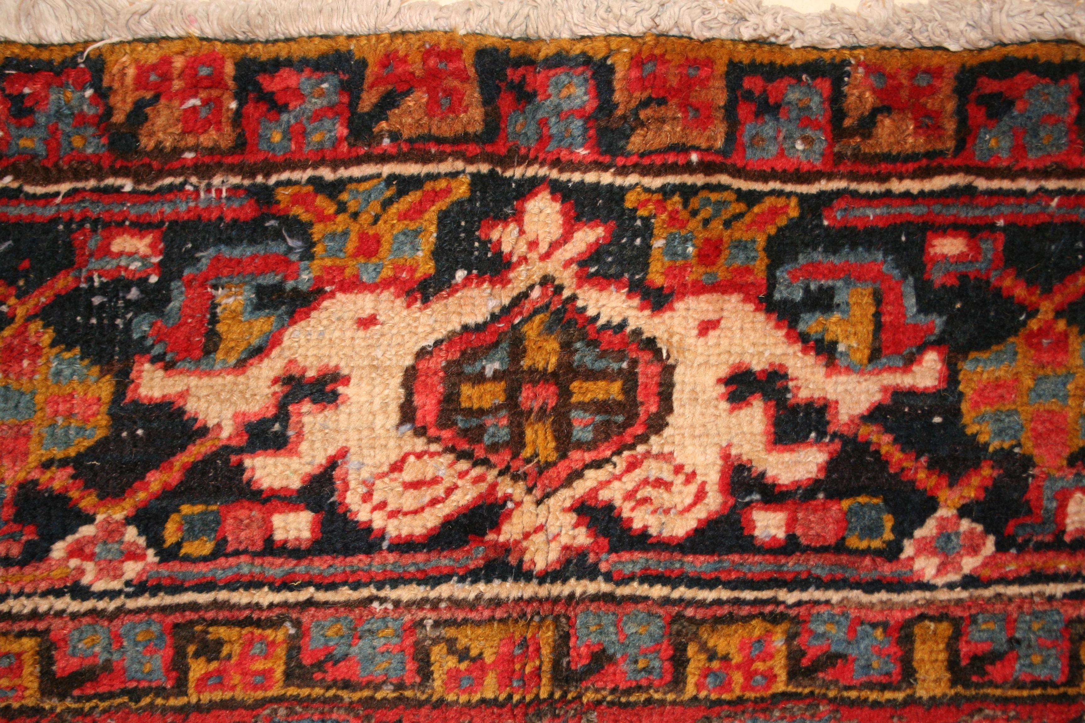 Noué à la main Tapis Heriz rouge rouille ancien avec motif sur toute sa surface en vente