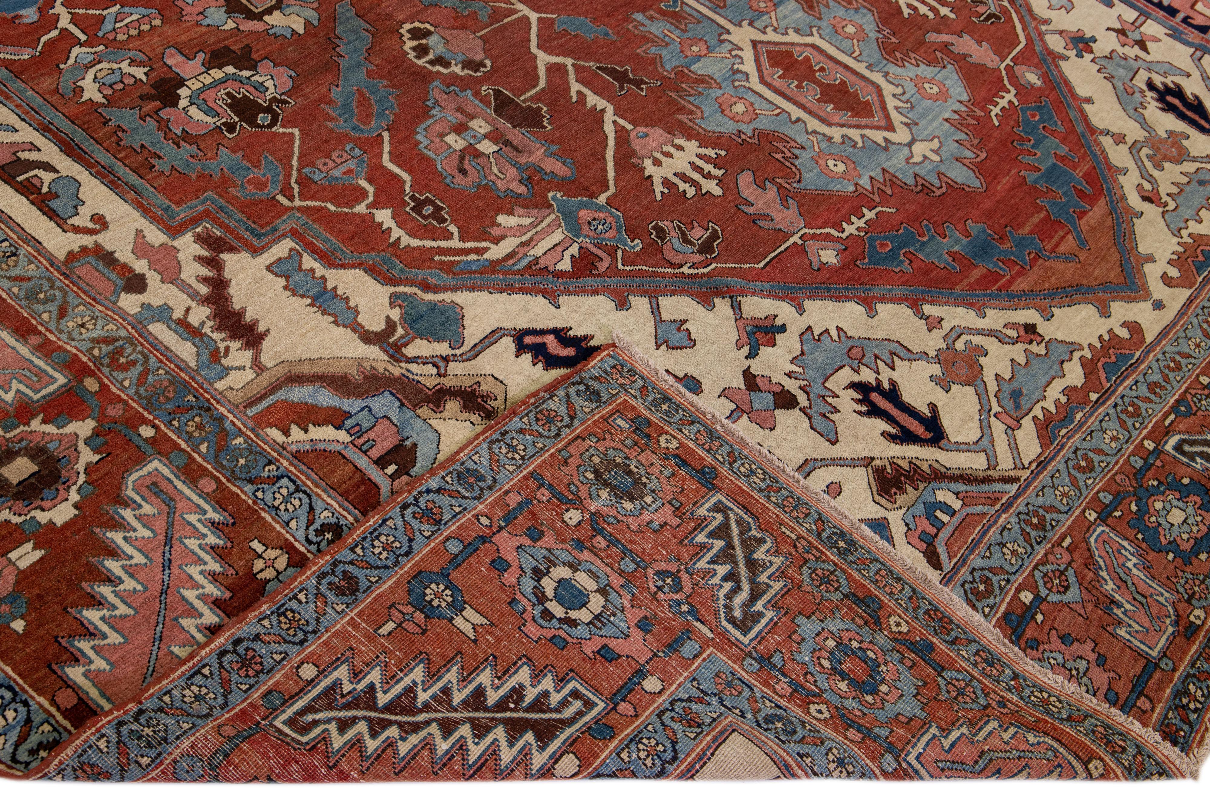 Schöner antiker Serapi-Teppich aus handgeknüpfter Wolle mit einem Feld in Beige und Rost. Dieser Perserteppich hat einen rostigen Rahmen und mehrfarbige Akzente in einem herrlichen geometrischen Blumenmedaillon-Muster.

Dieser Teppich misst: 11'2