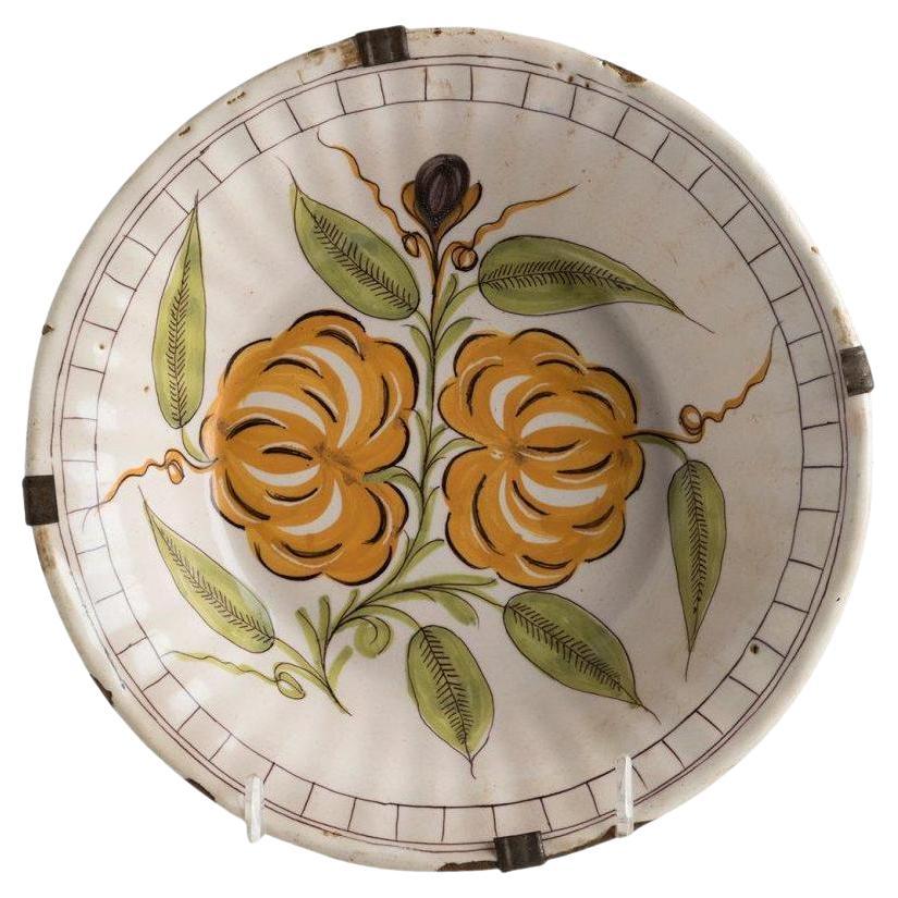 Assiette décorative ancienne rustique et élégante en porcelaine espagnole du 19ème siècle