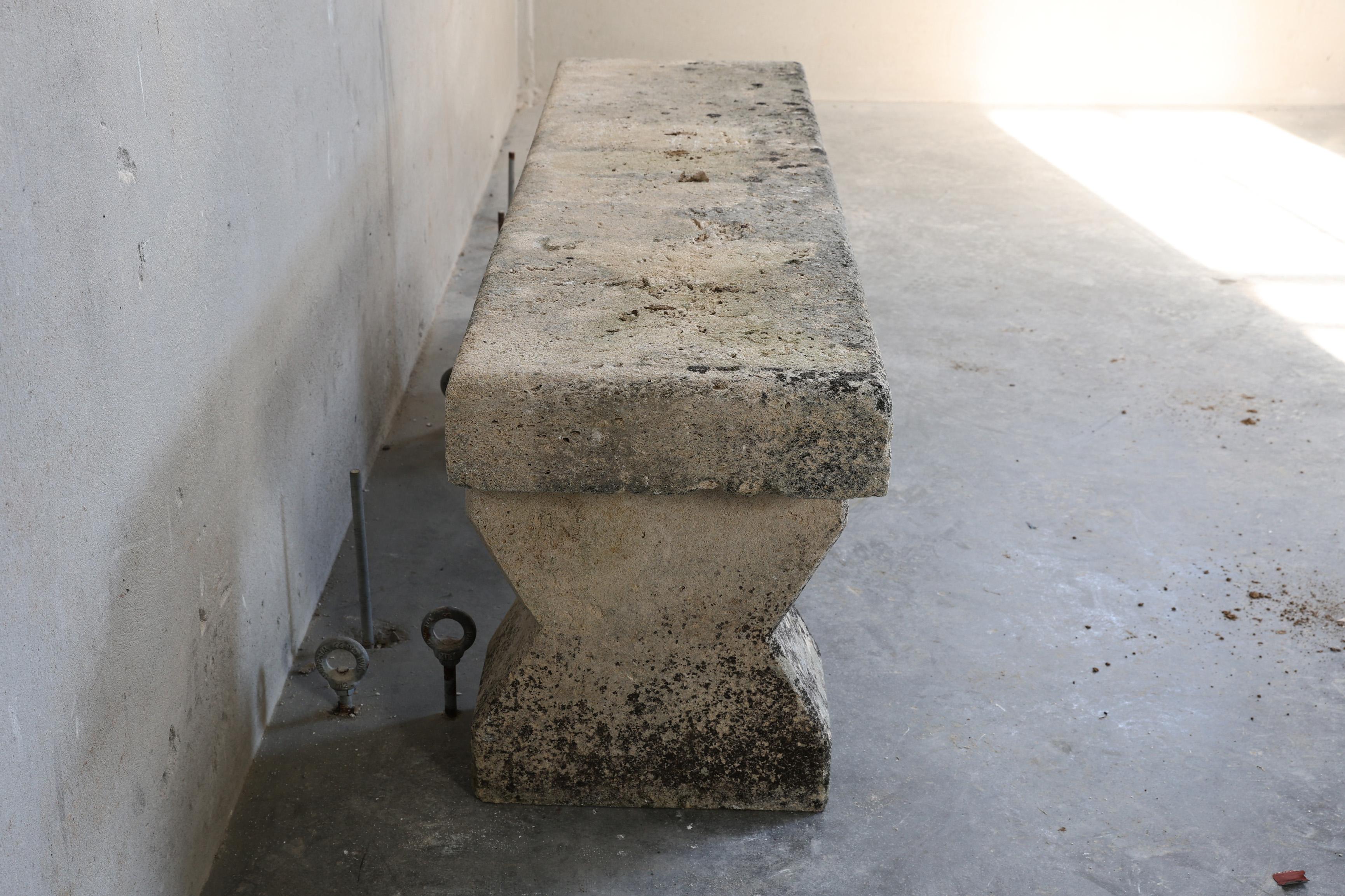 Banc rustique ancien en calcaire français, 19ème siècle Bon état - En vente à Made, NL