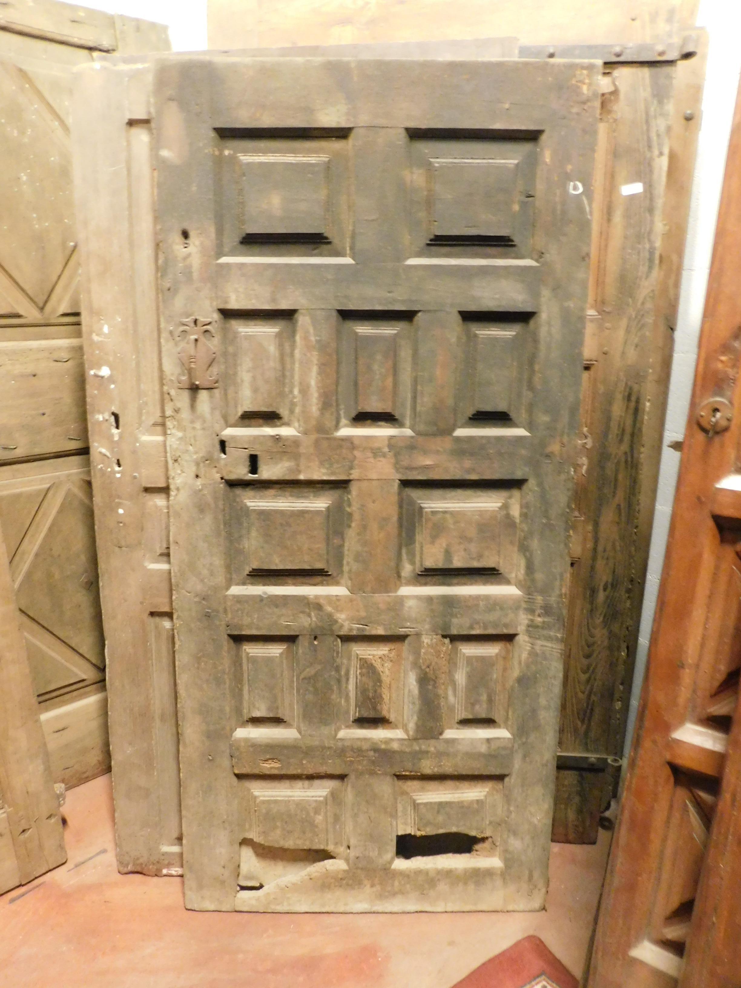 Eine alte, rustikale, getäfelte Tür, die restauriert werden muss, weil sie sehr alt ist, befand sich in einer ländlichen Wohnung in Spanien im 17.
Hervorragendes Holz, perfekt für rustikale, aber moderne Umgebungen, wie Weinkeller oder