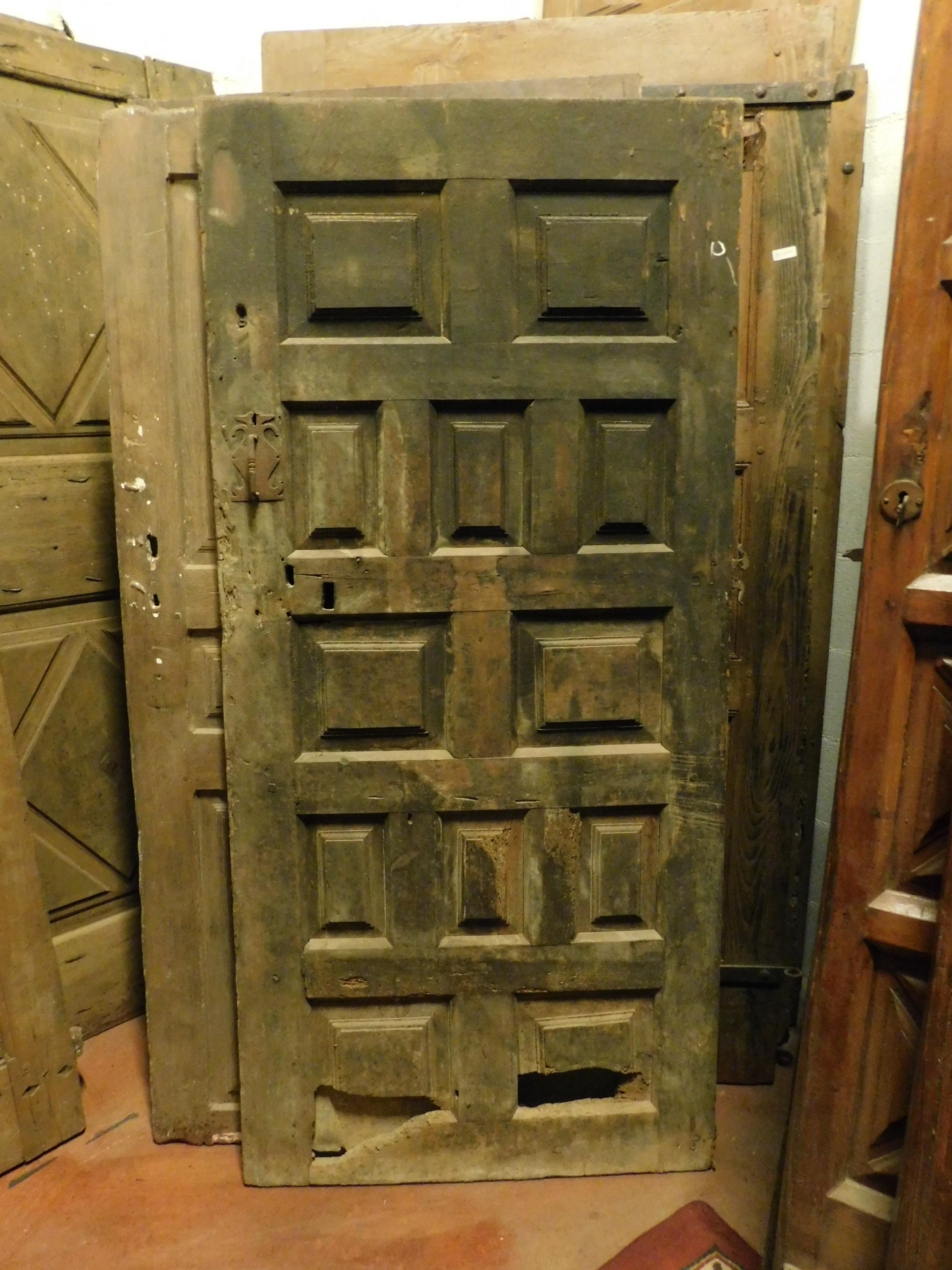 Antike rustikale Tür aus schwarzem Holz mit Paneelen, Spanien, 1600 (Spanisch) im Angebot