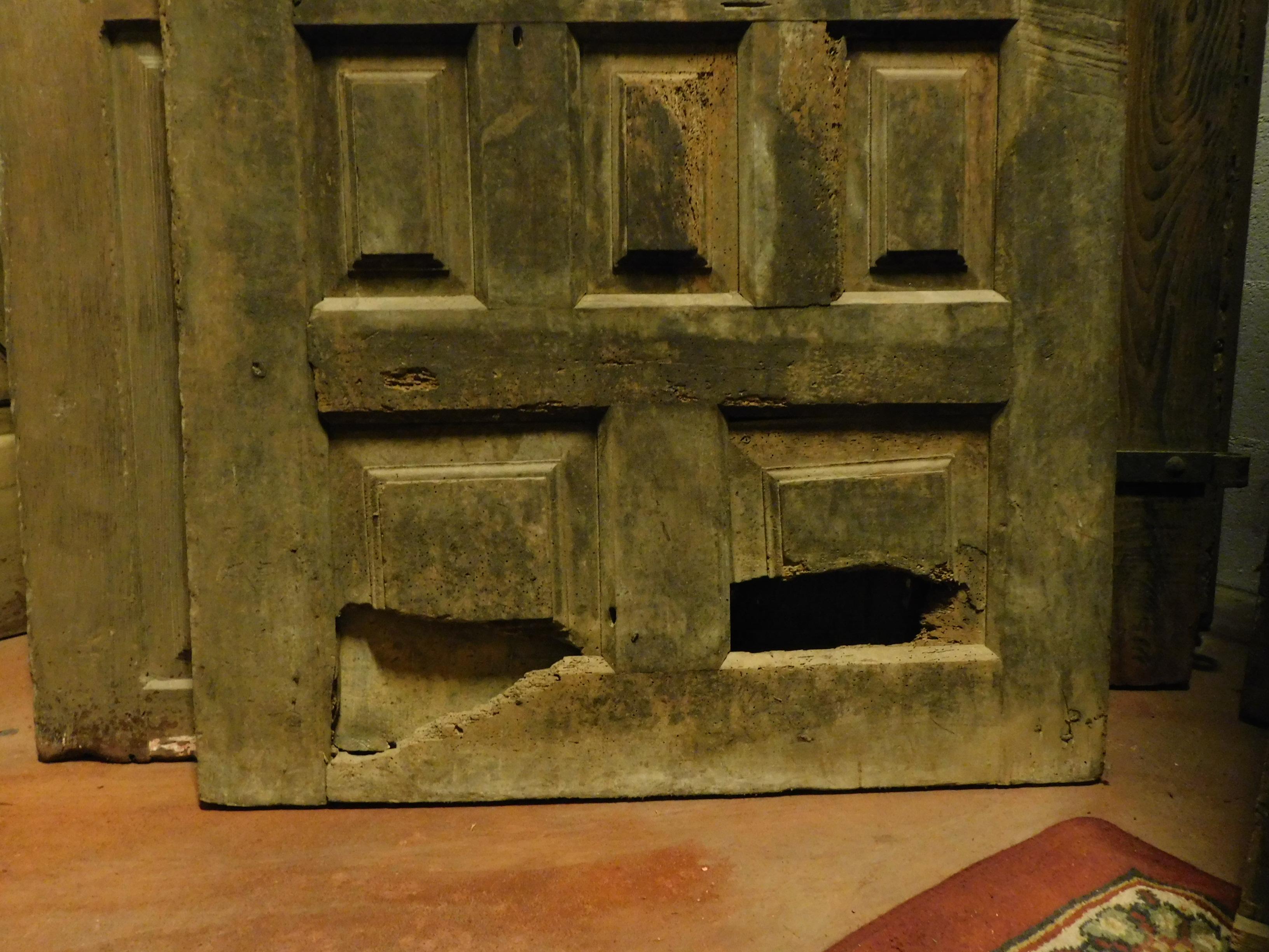 puerta de madera negra