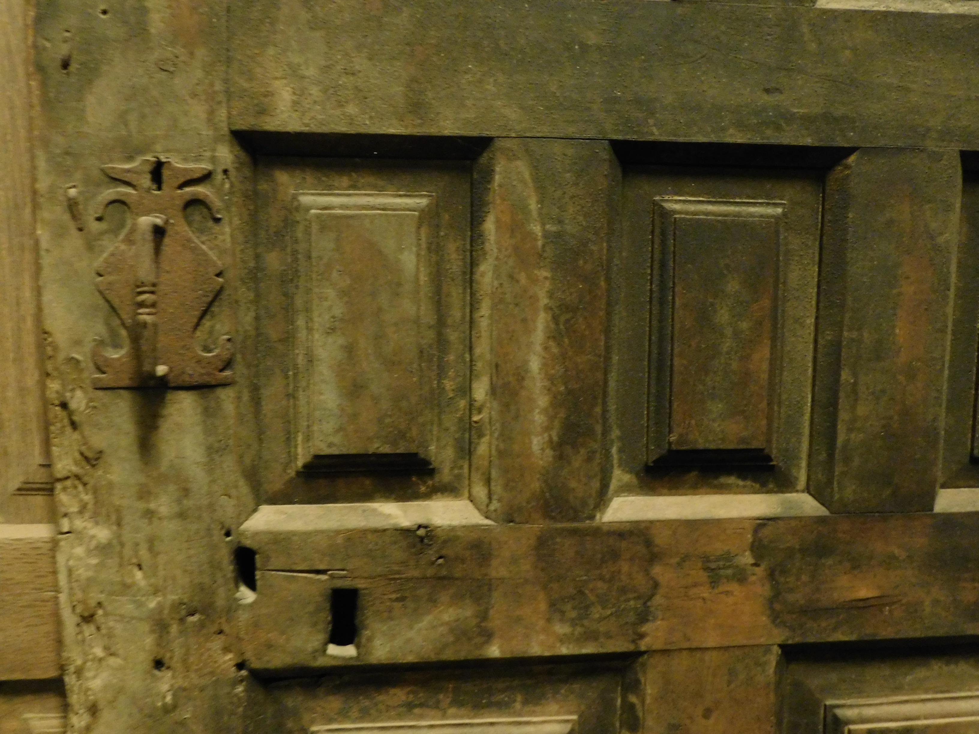 Antike rustikale Tür aus schwarzem Holz mit Paneelen, Spanien, 1600 im Zustand „Gut“ im Angebot in Cuneo, Italy (CN)