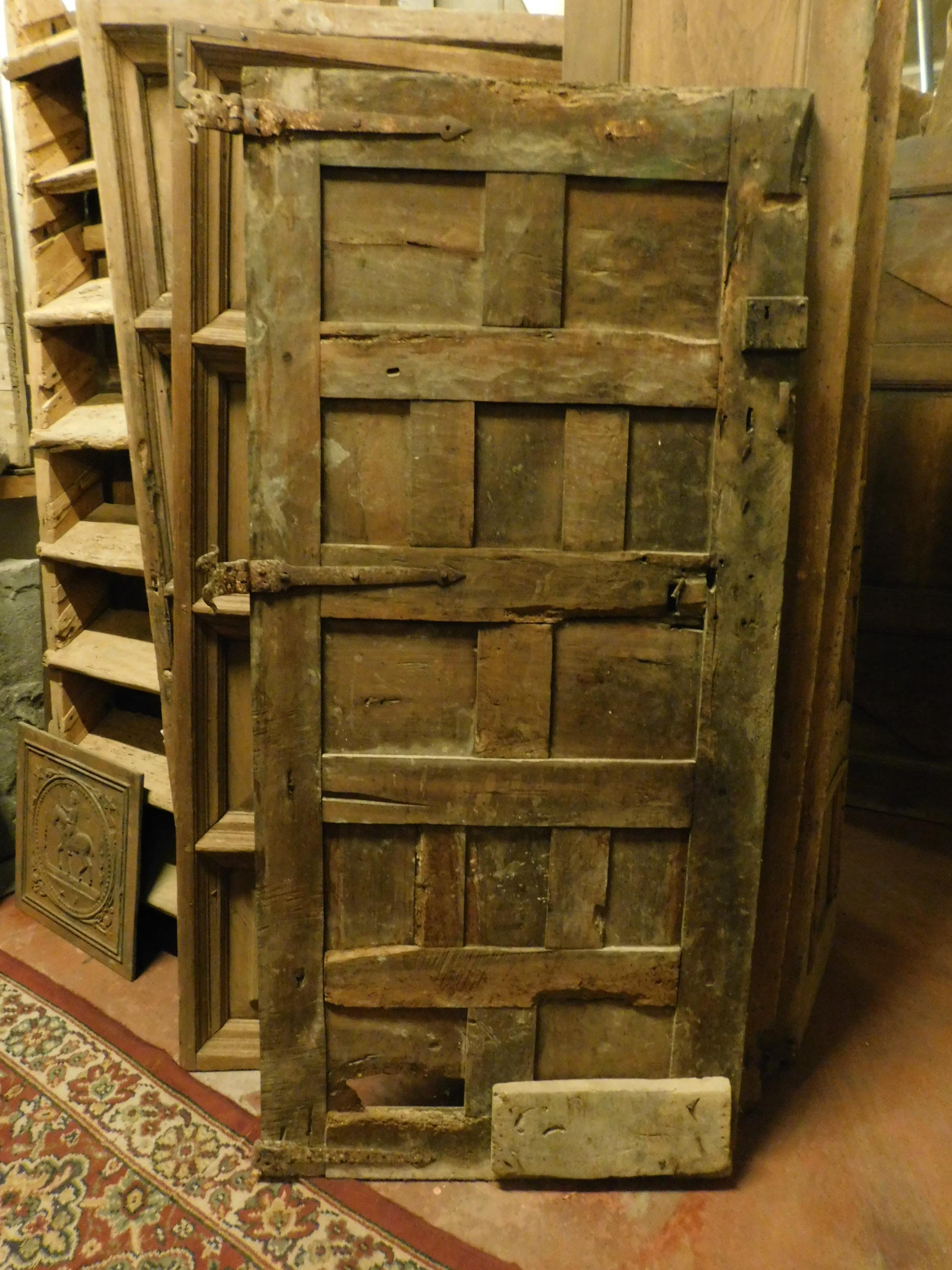Antigua Puerta Rústica de Madera Negra con Paneles, España, 1600 Tallado a mano en venta