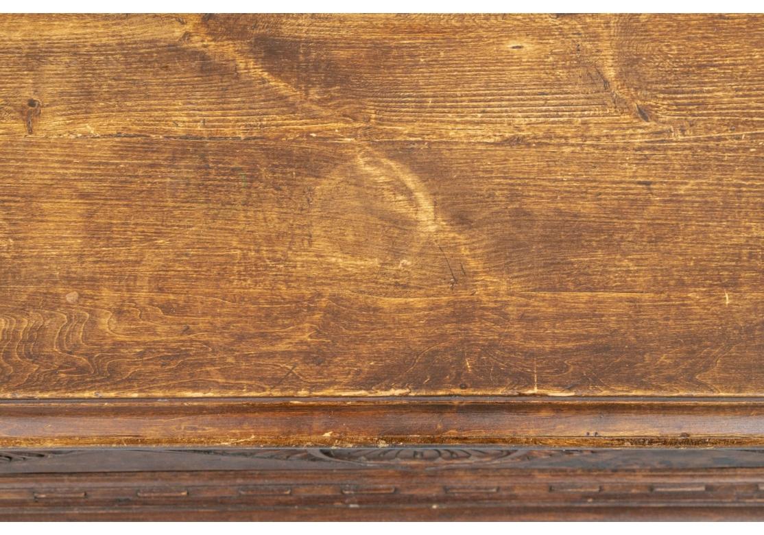 XIXe siècle Ancienne commode rustique en bois sculpté comme table à cocktail en vente