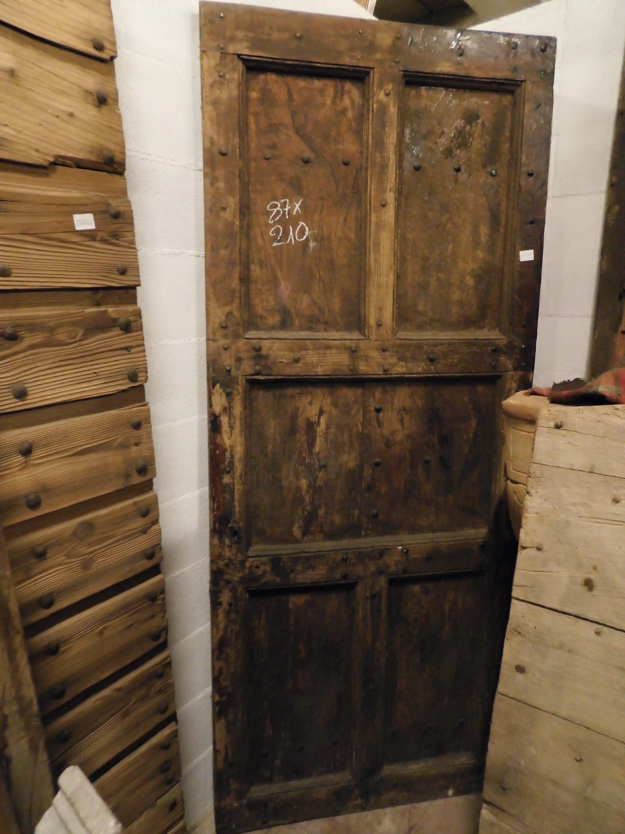 XIXe siècle Ancienne porte rustique en châtaignier, panneaux et clous, 19ème siècle, Italie