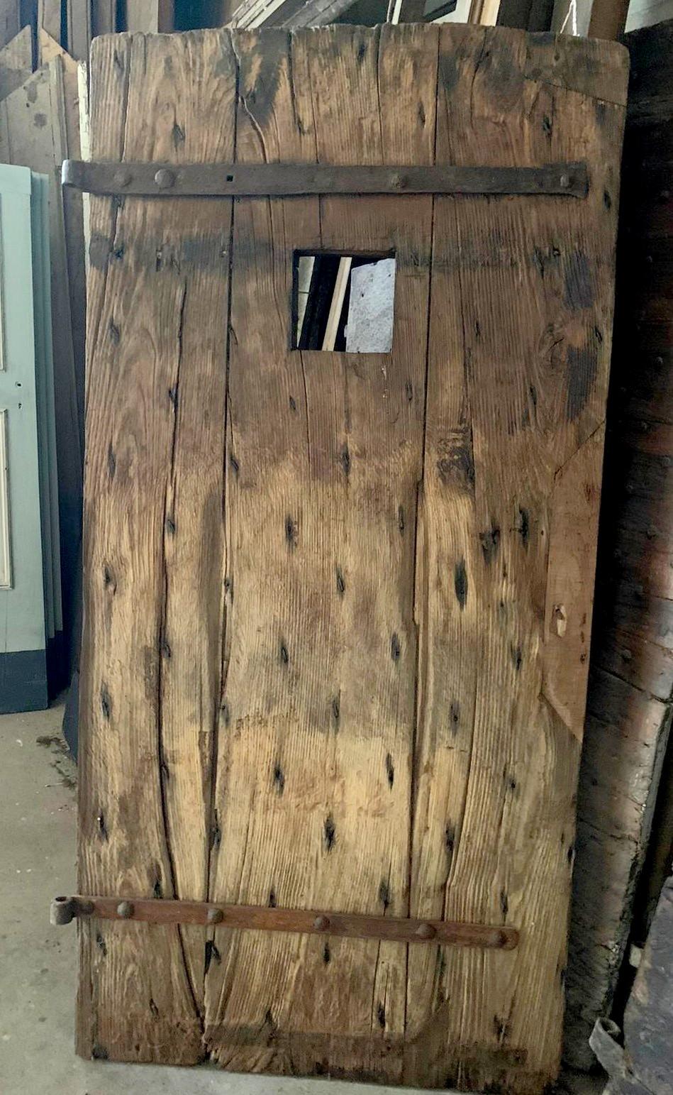 Antique Rustic Chestnut Door with Opening Window, 19th Century Italy In Good Condition For Sale In Cuneo, Italy (CN)