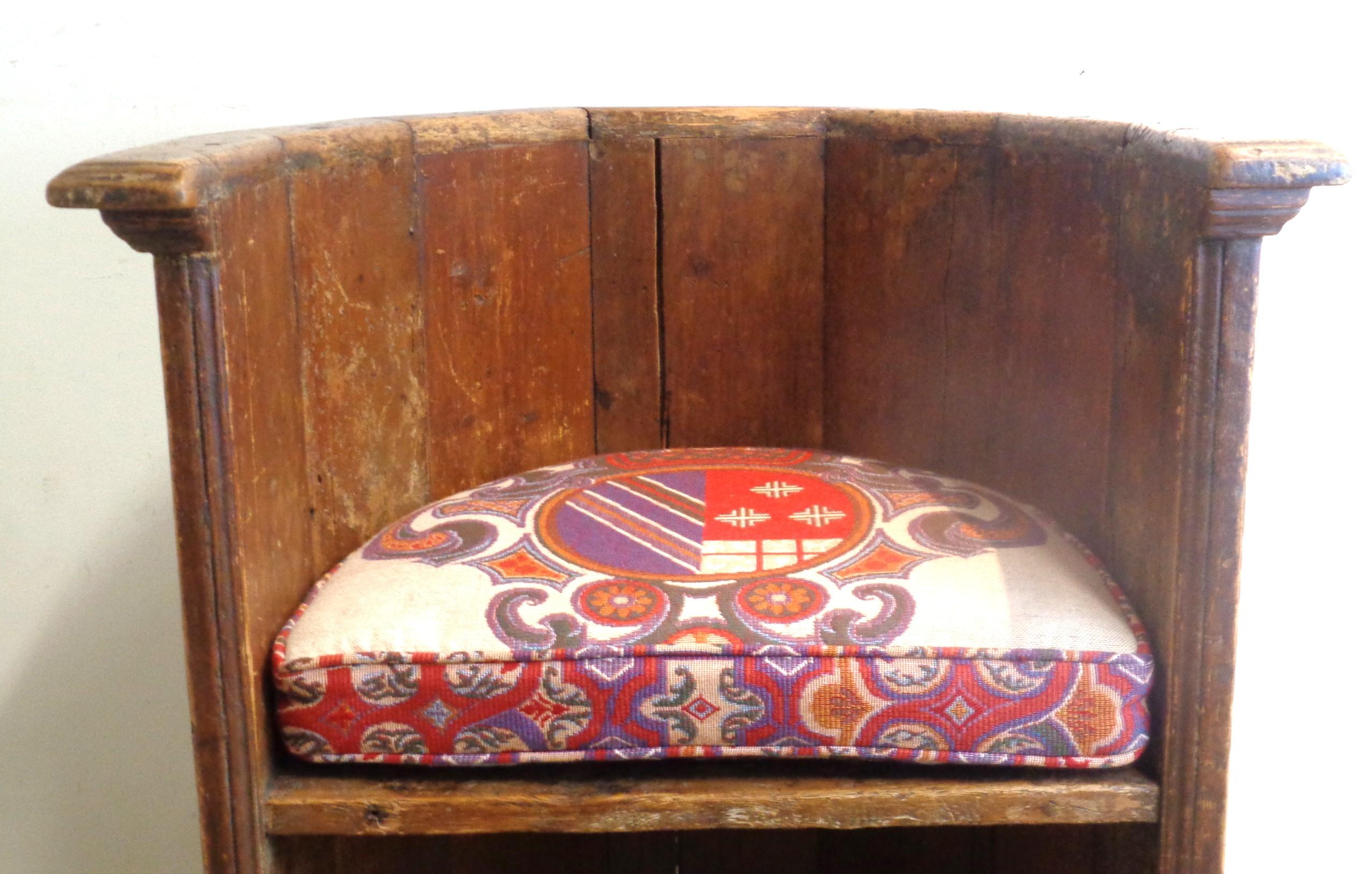 Antiker rustikaler Choir-Stall Barrel-Stuhl aus dem 18. Jahrhundert (Holz) im Angebot