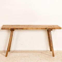 Table console rustique ancienne avec plateau en planches et pieds en chevilles évasés