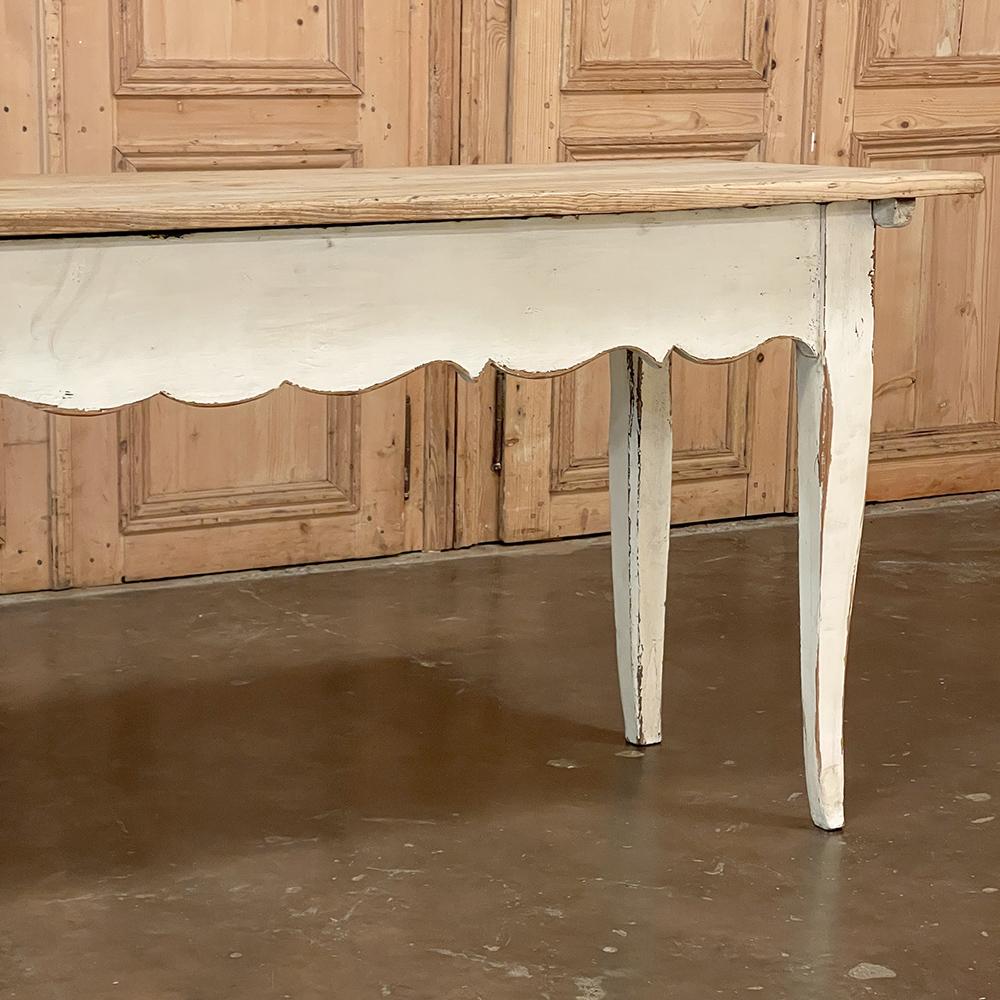 Ancienne table de canapé française peinte de style rustique avec plateau en pin rayé en vente 2