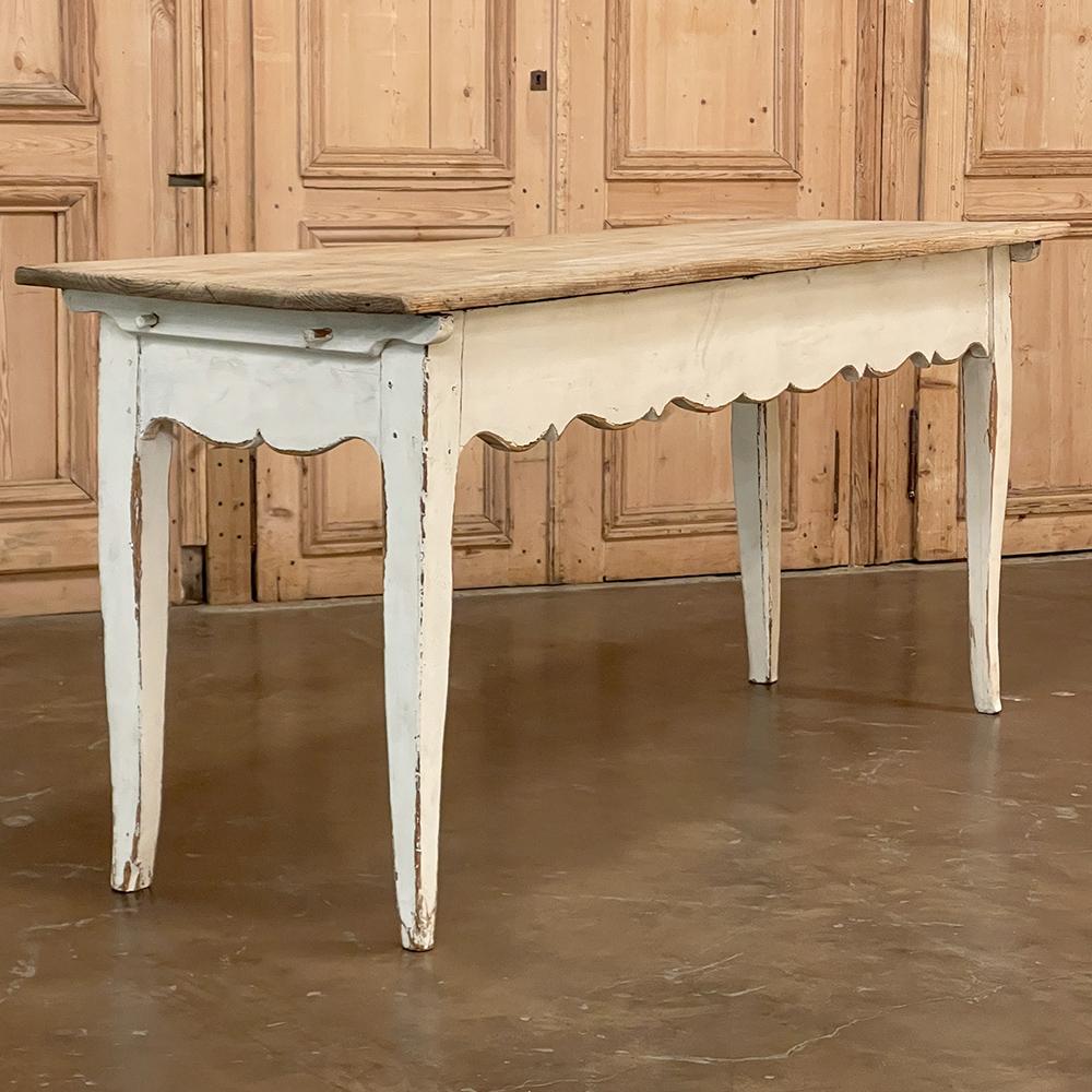 Ancienne table de canapé française peinte de style rustique avec plateau en pin rayé en vente 3