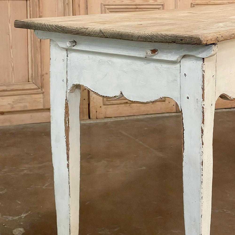 Ancienne table de canapé française peinte de style rustique avec plateau en pin rayé en vente 4