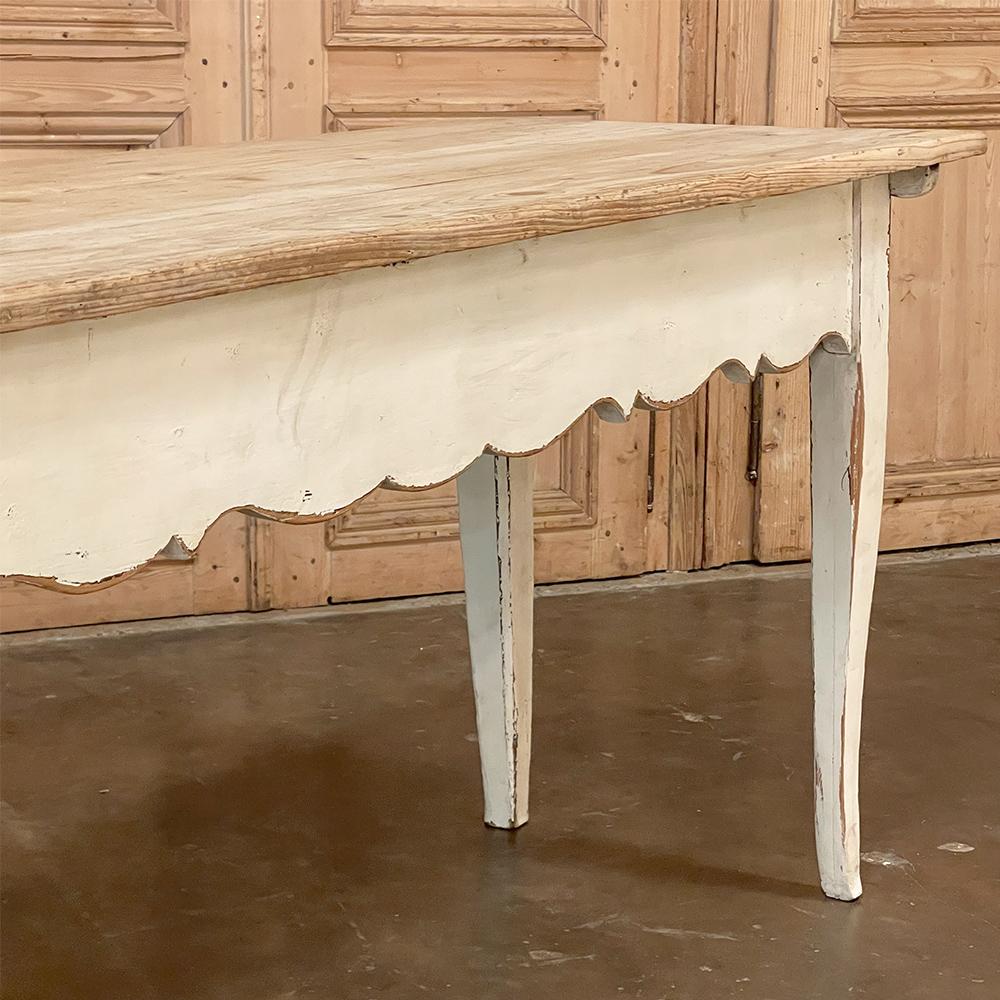 Ancienne table de canapé française peinte de style rustique avec plateau en pin rayé en vente 5
