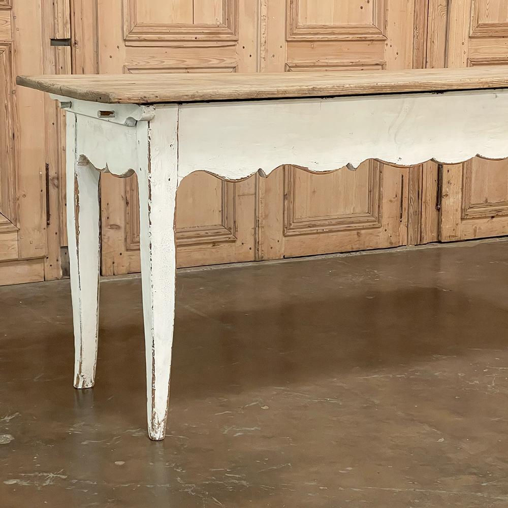 Ancienne table de canapé française peinte de style rustique avec plateau en pin rayé en vente 1