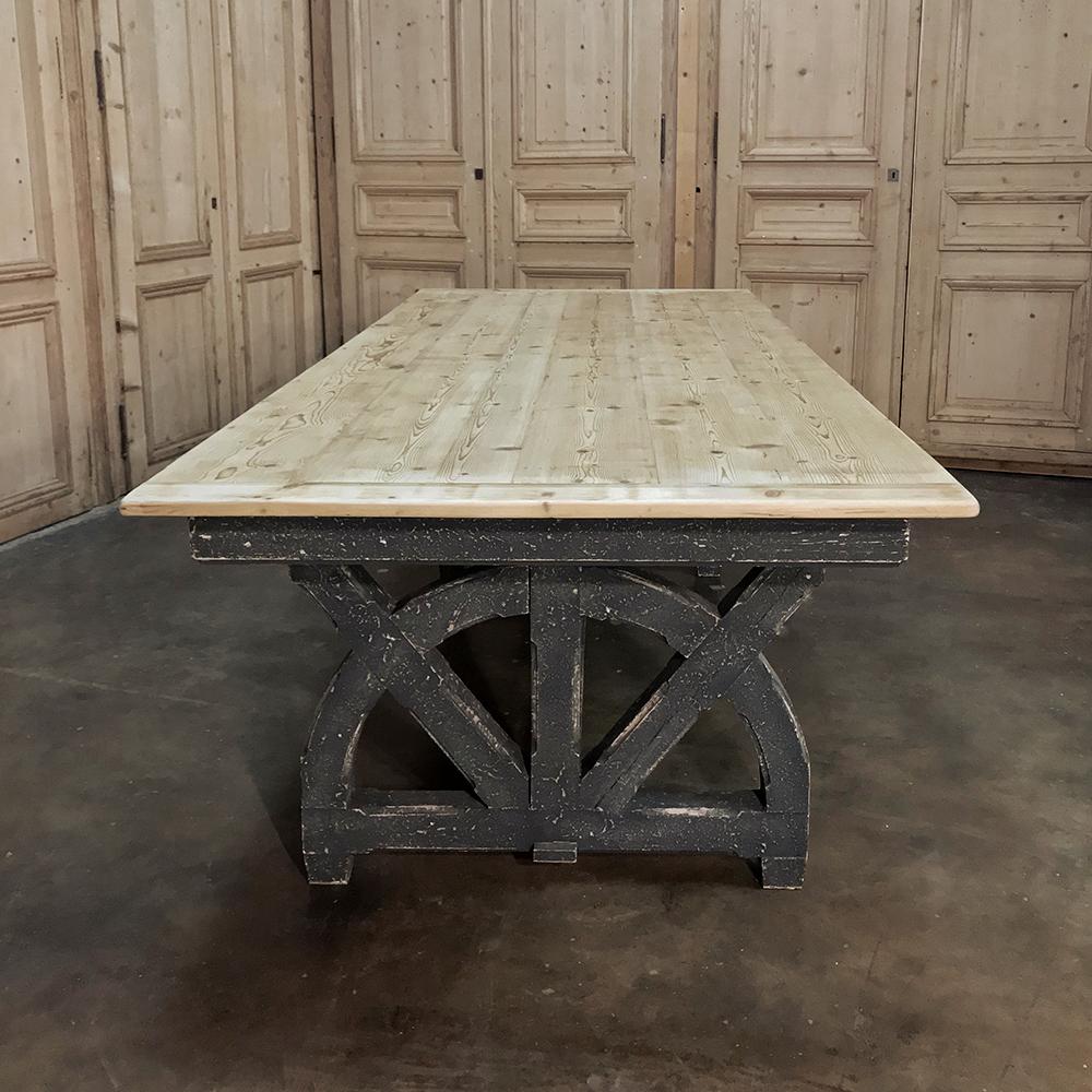 Antiker rustikaler französischer Kiefernholz- Trestle-Tisch mit Wagonrad (Rustikal) im Angebot