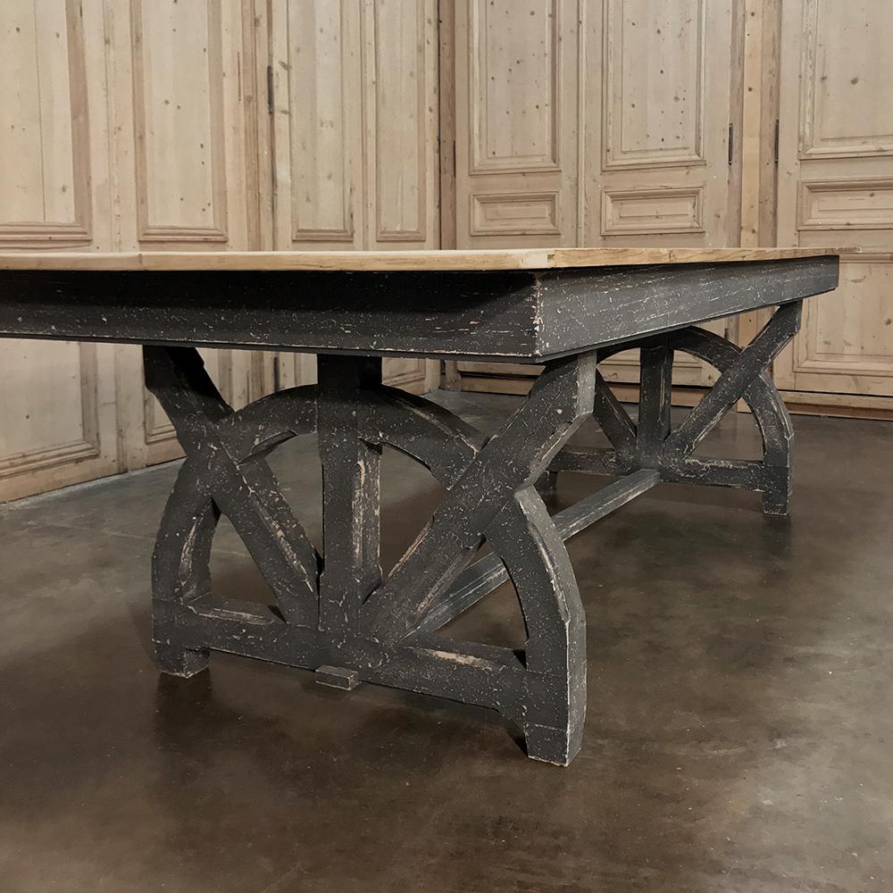 Antiker rustikaler französischer Kiefernholz- Trestle-Tisch mit Wagonrad im Angebot 1