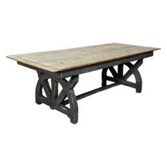 Antique Rustic Country French Pine Wagon Wheel Trestle Table (Mesa de caballete con ruedas de carro)