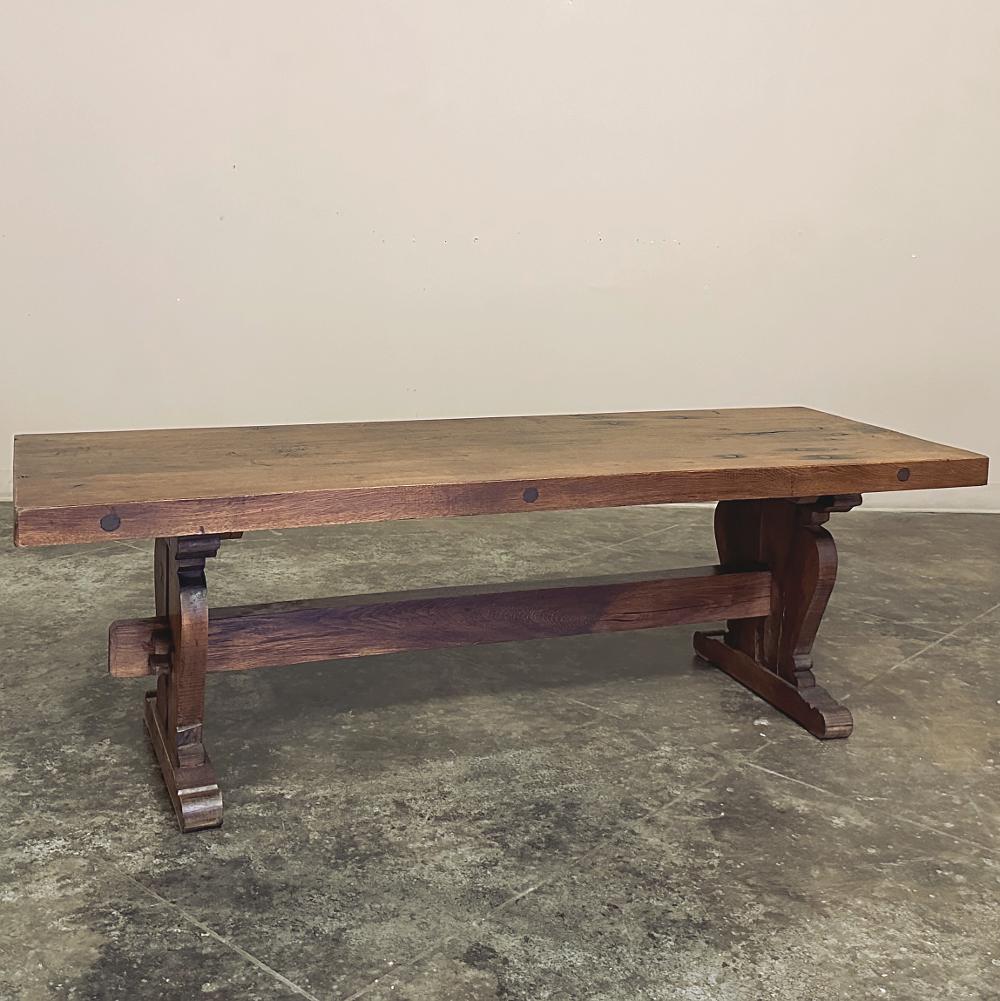 La table basse à tréteaux Rustic Country French Antique allie savoir-faire, style intemporel et longévité extraordinaire en une seule pièce !  Le charme de ce design rustique remonte à plusieurs siècles, avec deux pieds profilés à chaque extrémité,