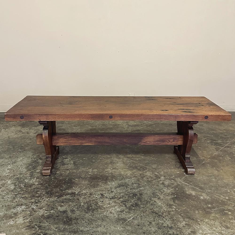 Français Table basse à tréteaux ancienne, rustique et française en vente