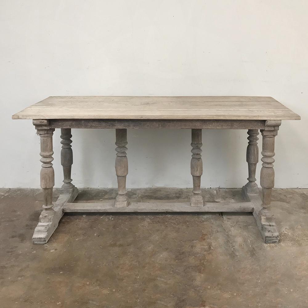 Ancienne table de canapé française rustique blanchie à la chaux Bon état - En vente à Dallas, TX