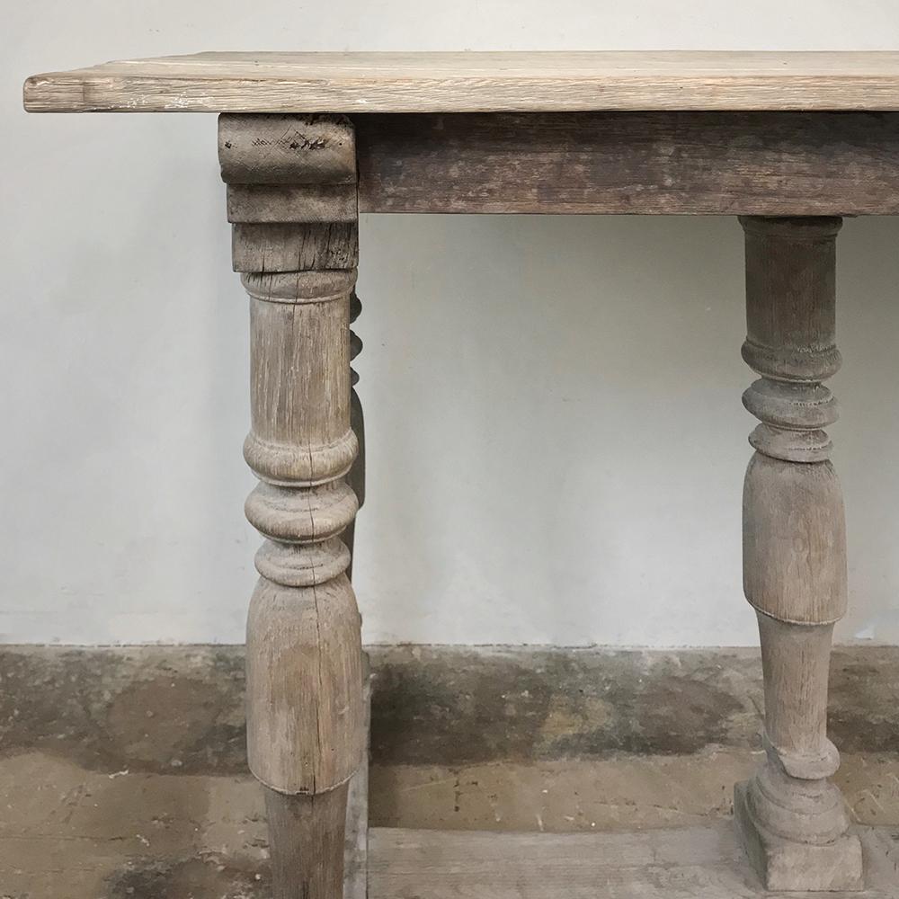 Chêne Ancienne table de canapé française rustique blanchie à la chaux en vente