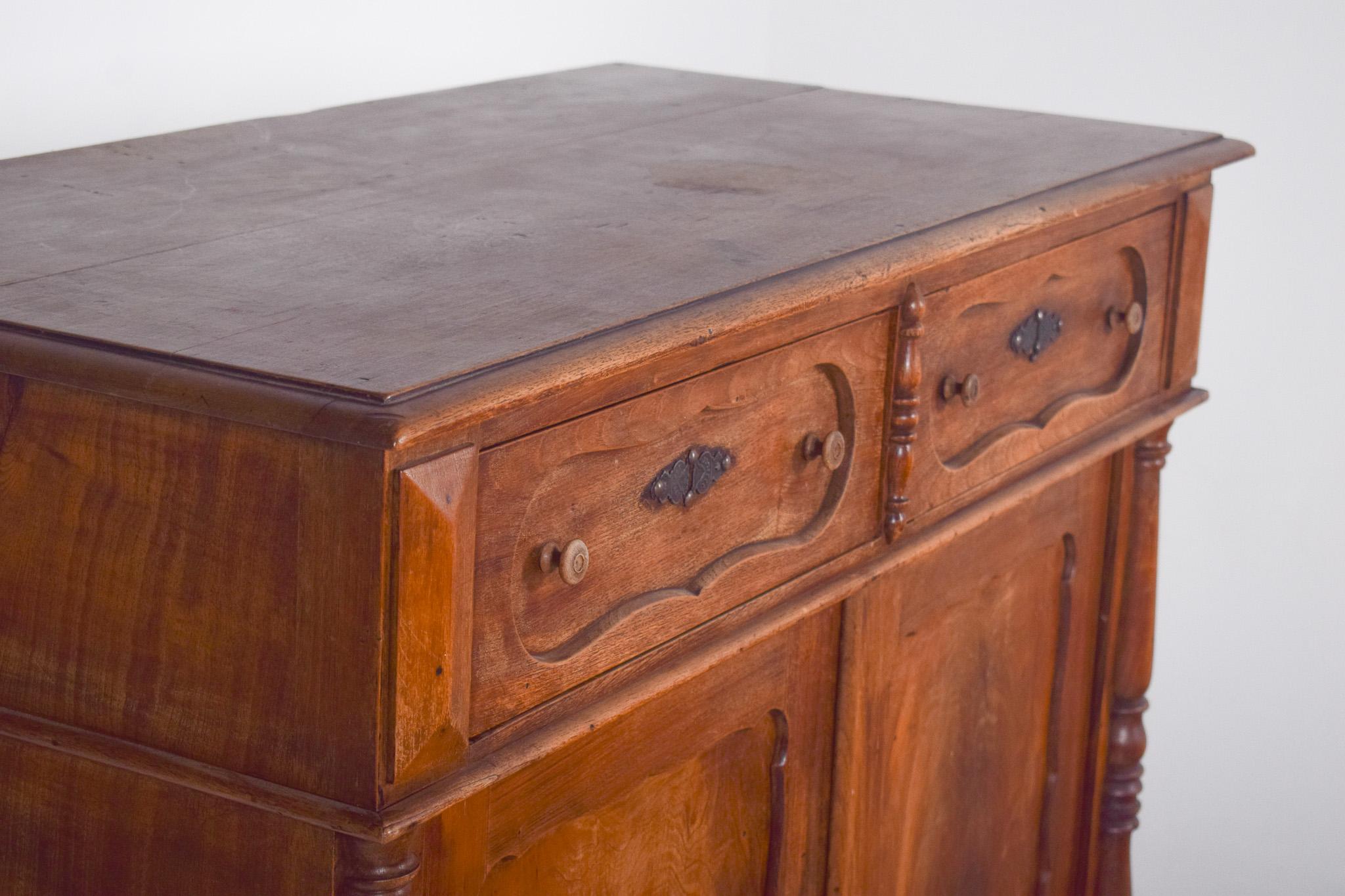 Antique Rustic Cupboard with Two Doors and Two Drawers In Good Condition For Sale In Lisboa, Lisboa