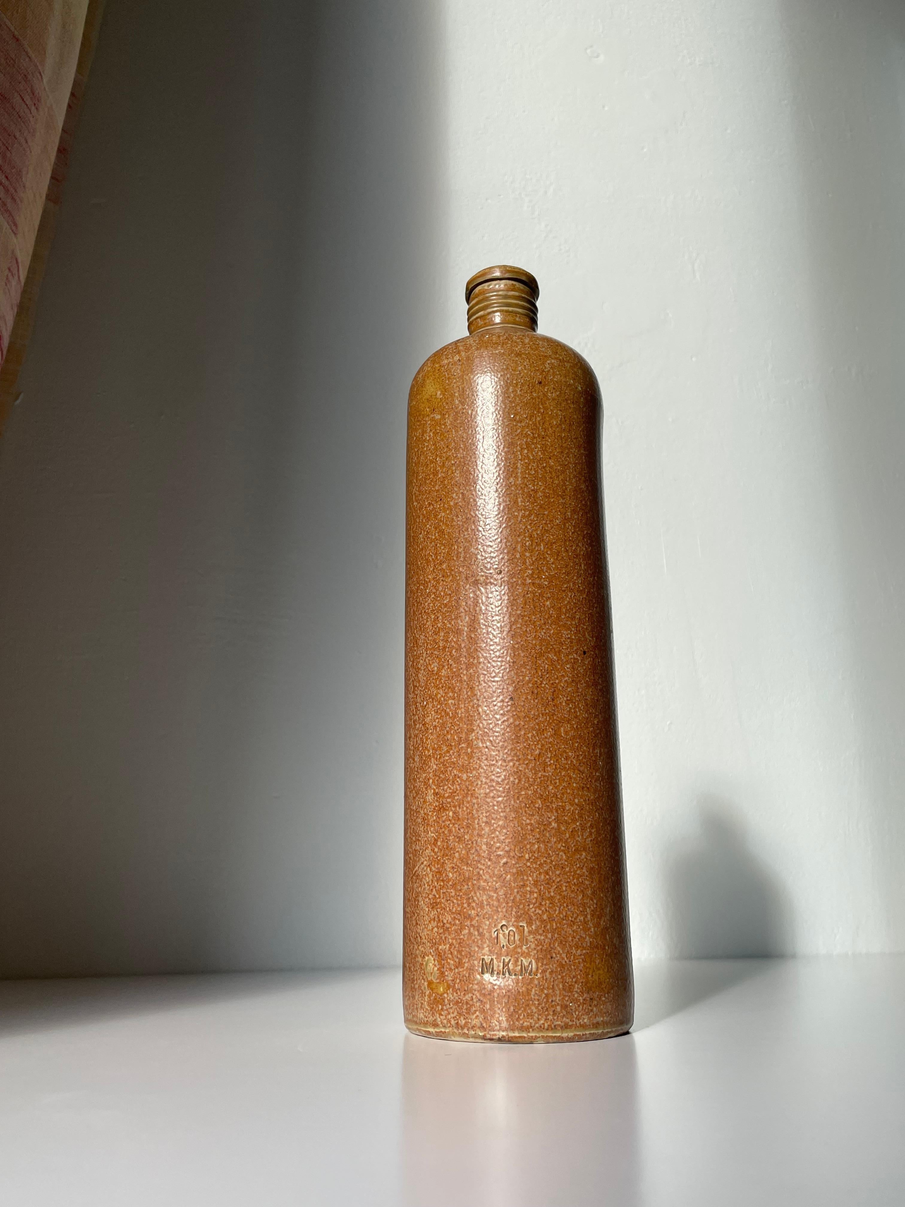 Vase bouteille rustique en grès cylindrique MKM Bon état à Copenhagen, DK