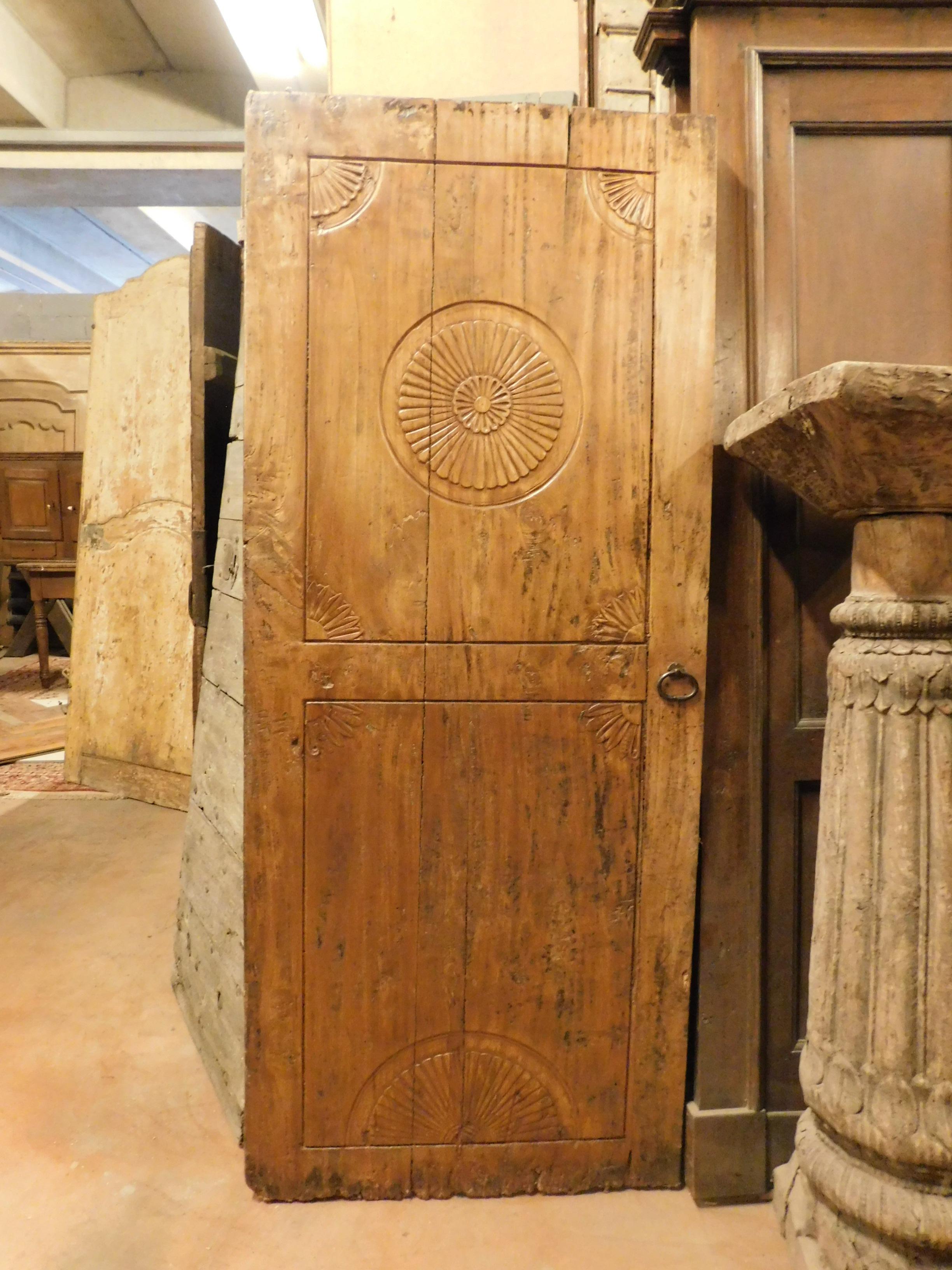 Ancient rustic door, in solid poplar wood, brown patinated, with hand-carved flower decorations as was the way of the time, hand-built for a 19th century mountain house in Italy.
Ideal to slide, or typically to be installed in mountain, rustic or