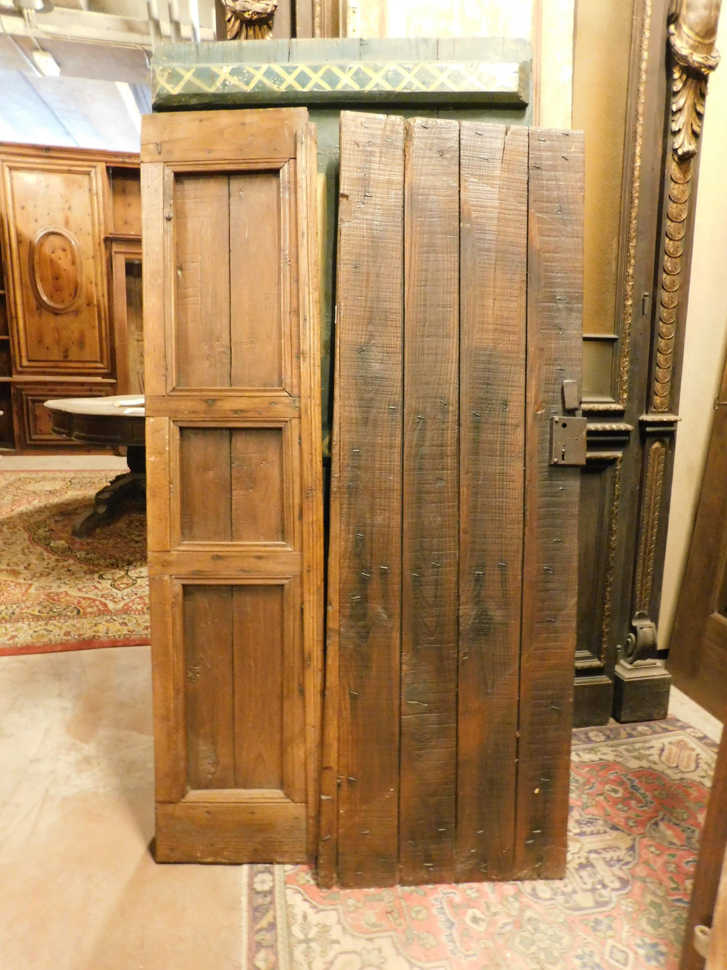 Antike rustikale Doppelflügeltür, in Larch mit geschnitzten Paneelen, Italien, 19. Jahrhundert (Holz) im Angebot