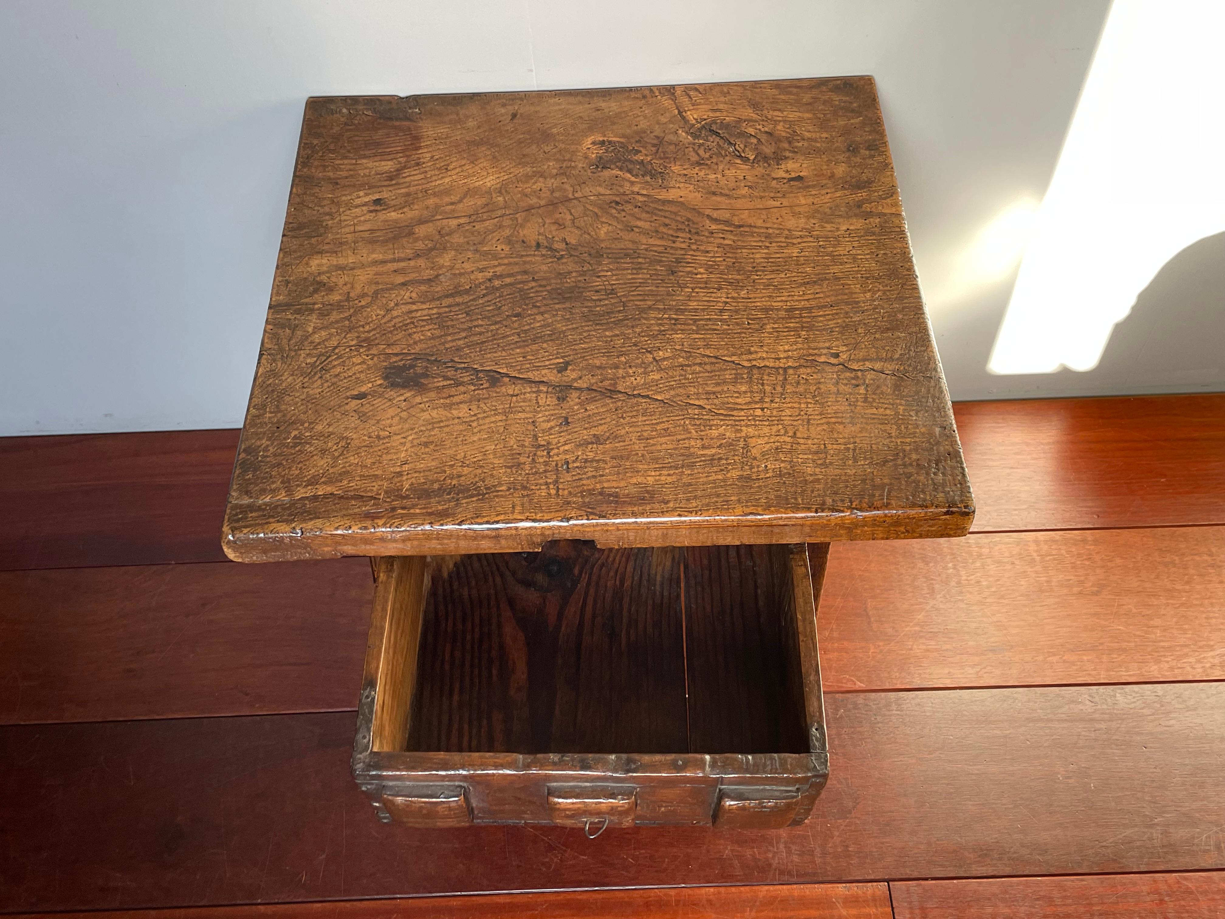 Antique & Rustic Early 1800s Wooden Spanish Countryside Pay Table with Drawer For Sale 2
