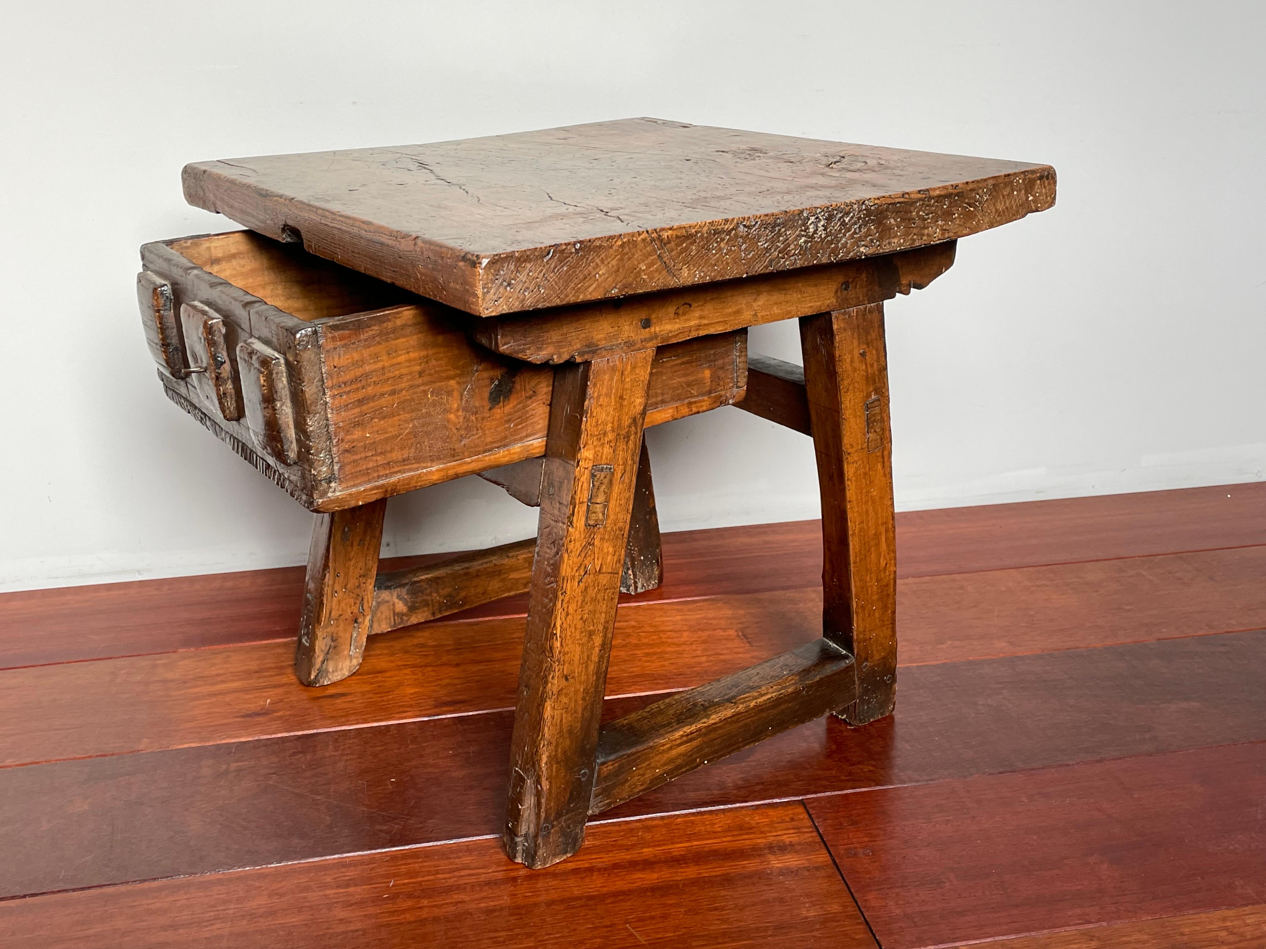 Antique & Rustic Early 1800s Wooden Spanish Countryside Pay Table with Drawer For Sale 7