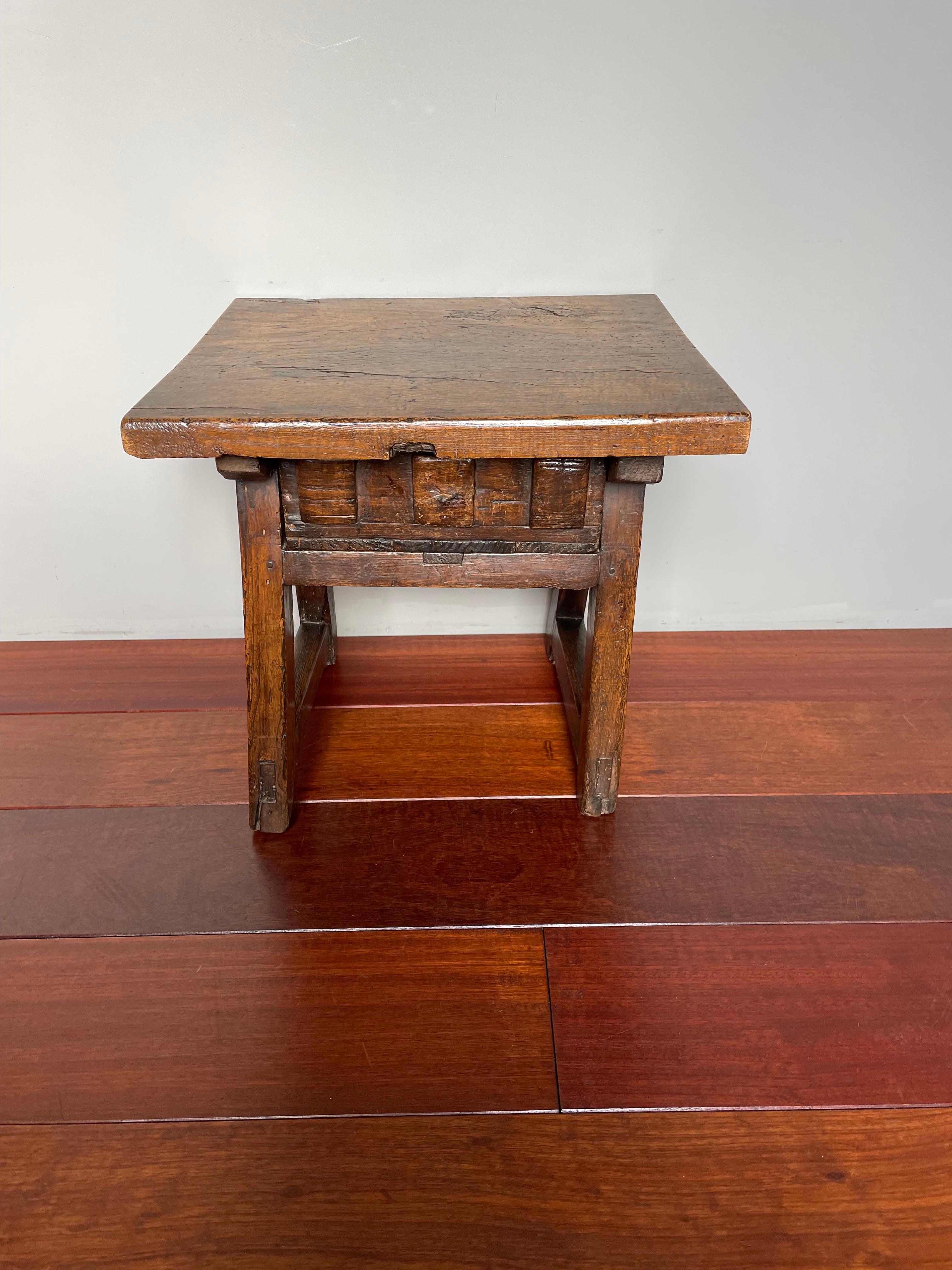 Antique & Rustic Early 1800s Wooden Spanish Countryside Pay Table with Drawer For Sale 8
