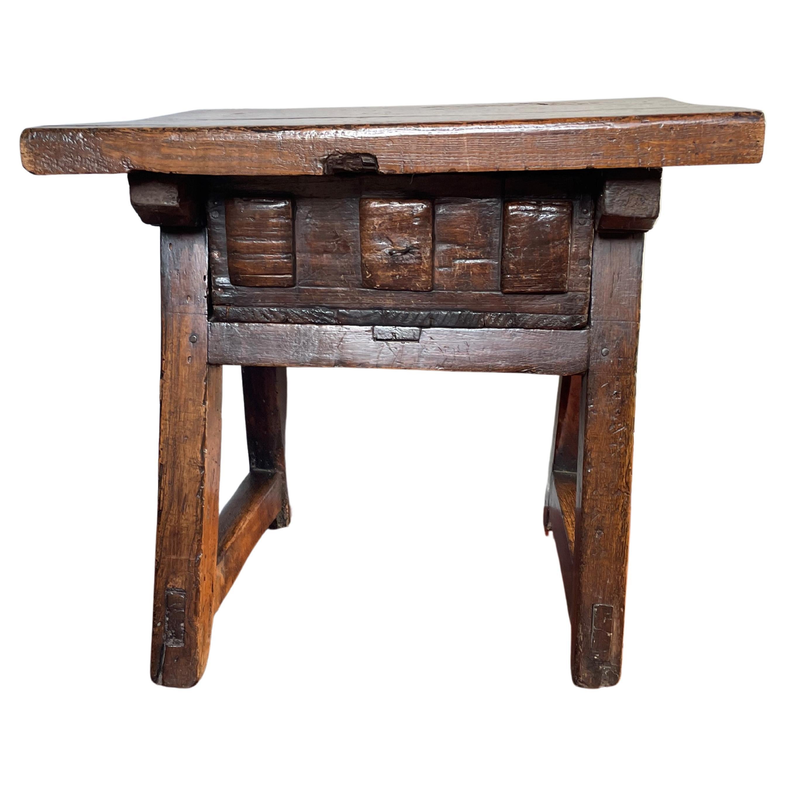 Ancienne et rustique table de banque de campagne espagnole en bois du début des années 1800 avec tiroir