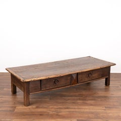 Ancienne table basse rustique en orme avec deux tiroirs