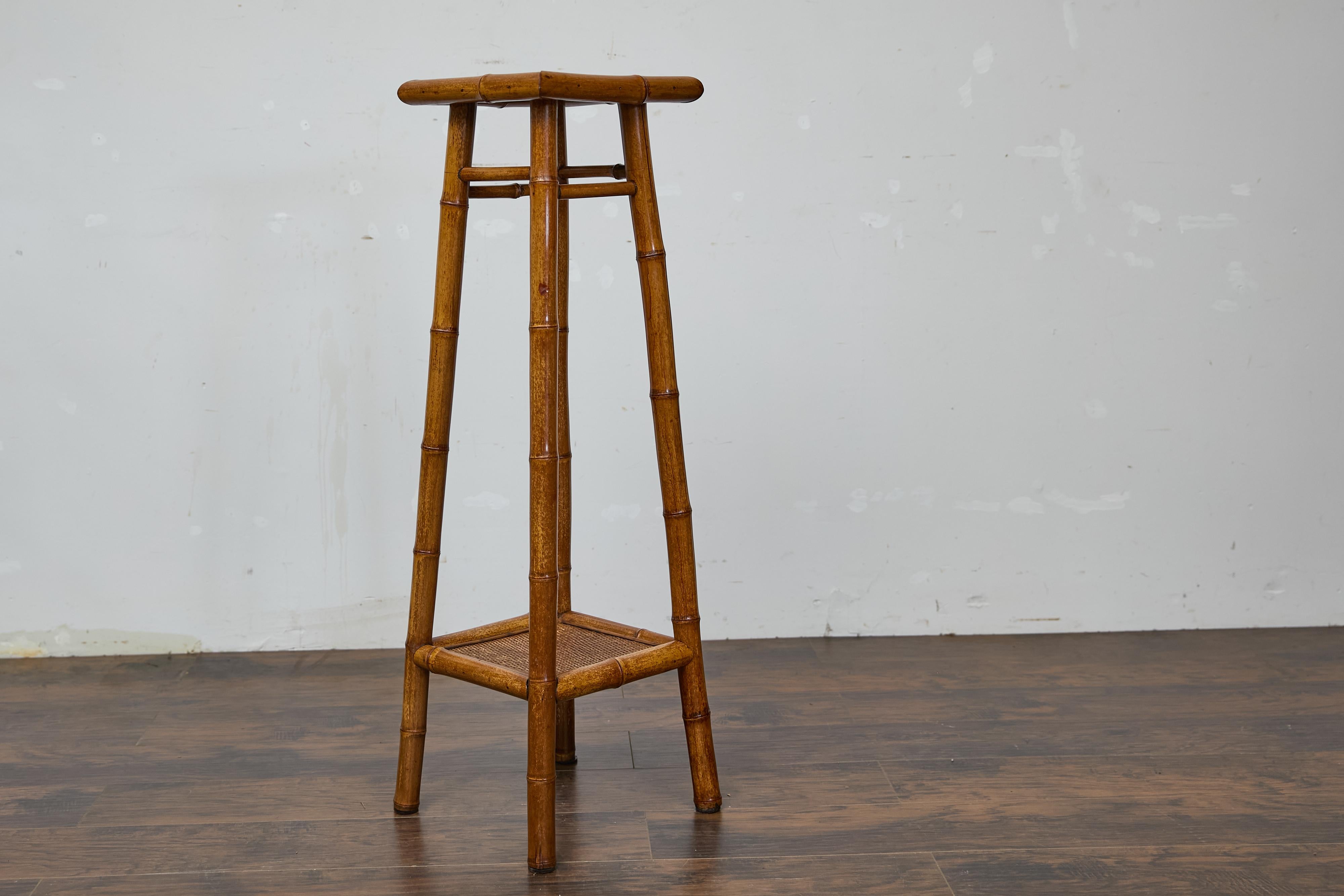 Antico stand rustico inglese in noce finto bambù con ripiani in rattan, circa 1920 in vendita 3