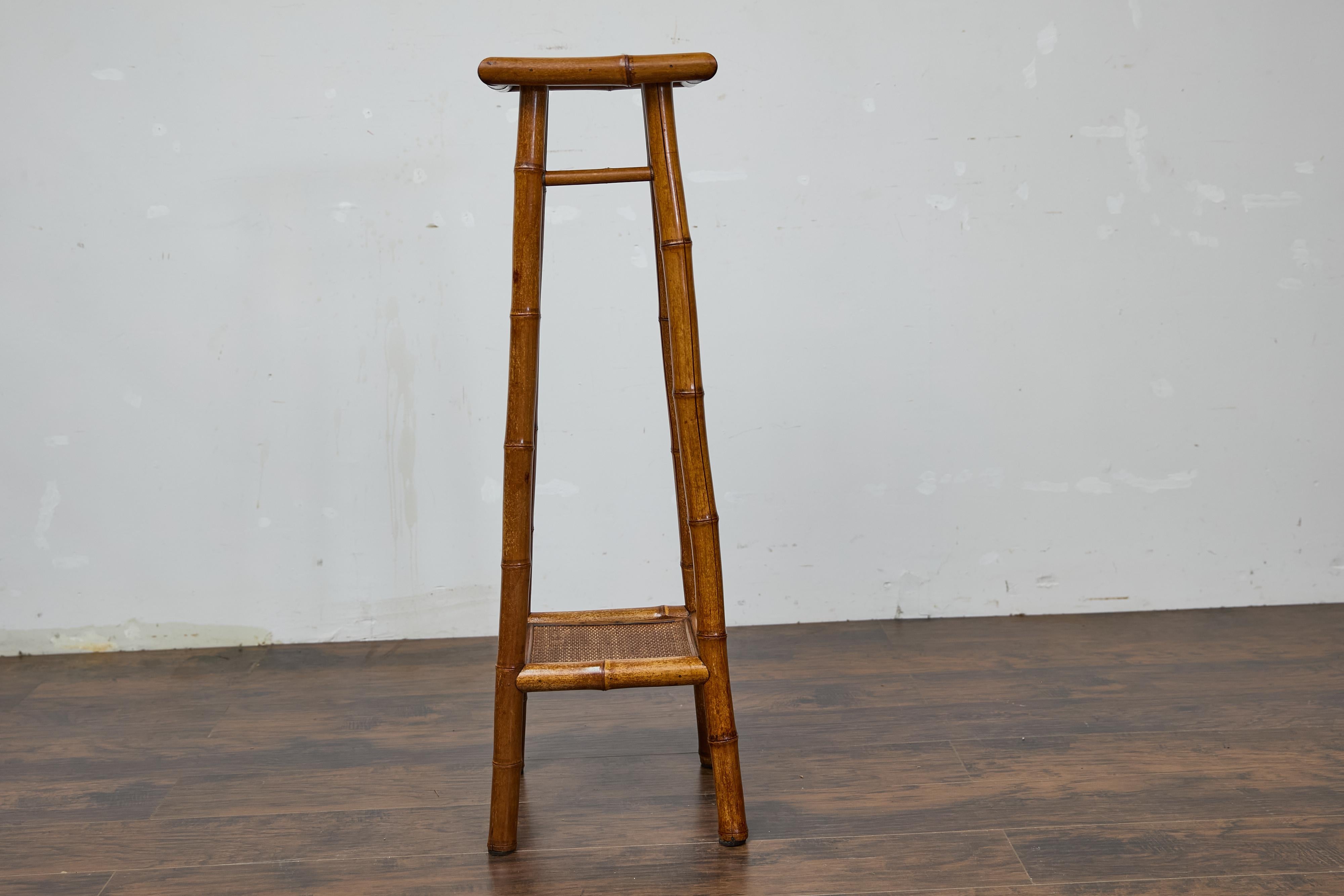 Antico stand rustico inglese in noce finto bambù con ripiani in rattan, circa 1920 in vendita 4