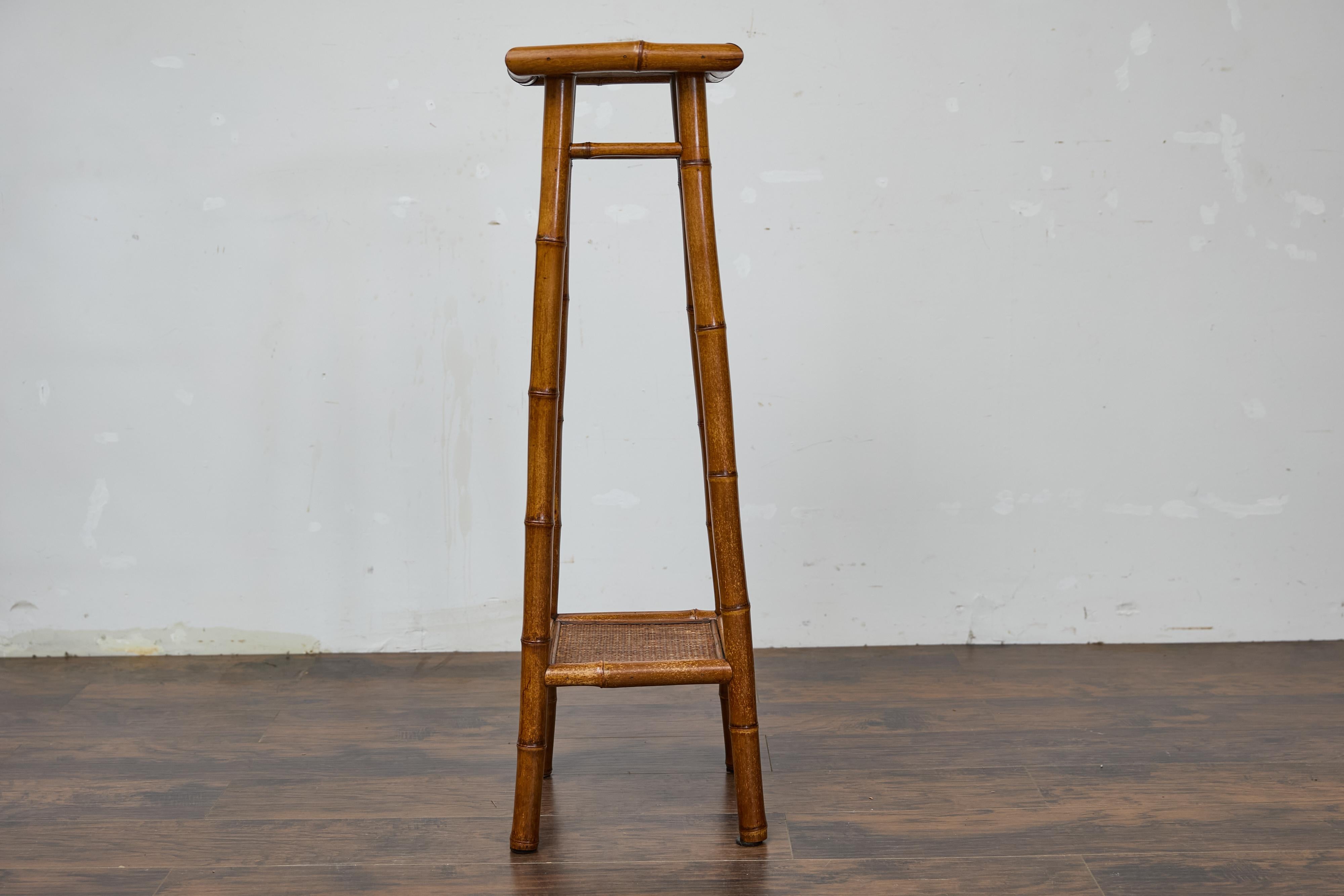 Antico stand rustico inglese in noce finto bambù con ripiani in rattan, circa 1920 in vendita 13