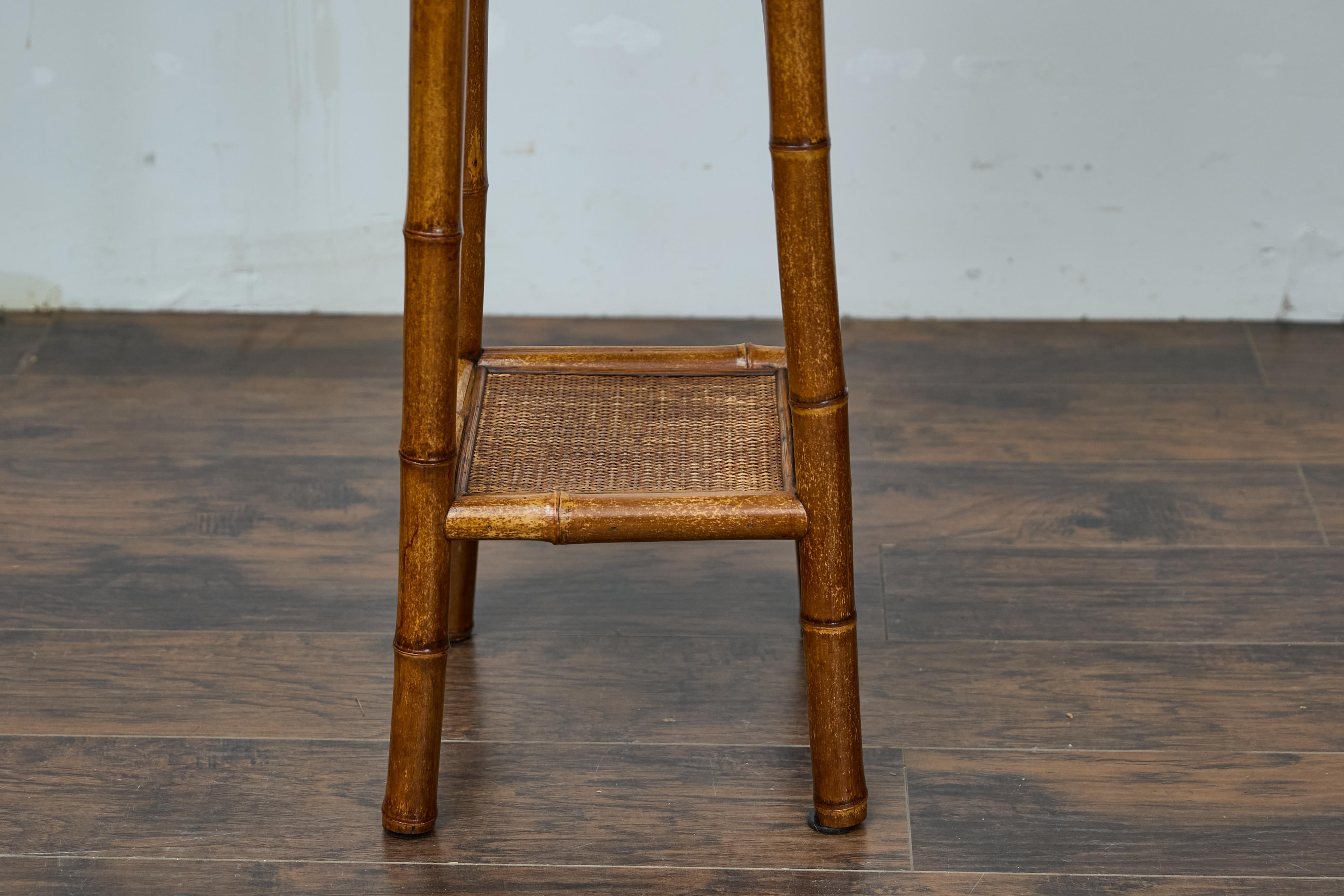 Rustico Antico stand rustico inglese in noce finto bambù con ripiani in rattan, circa 1920 in vendita