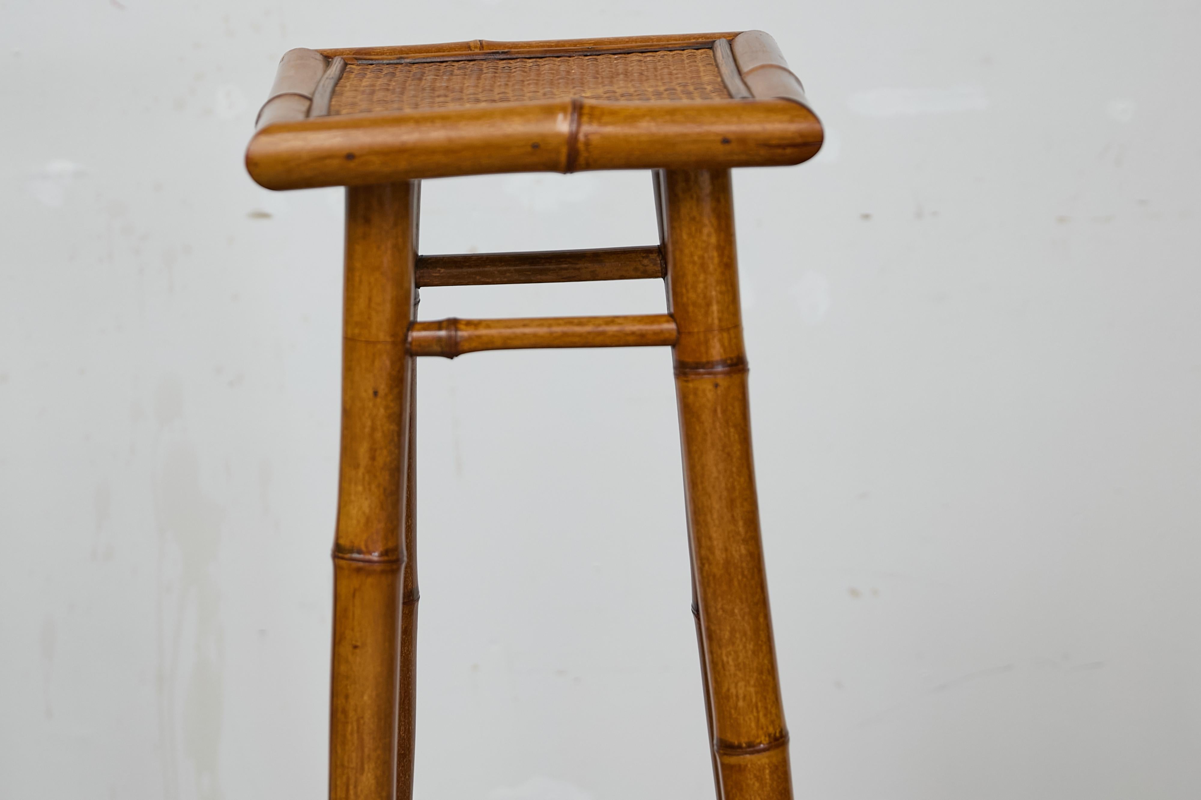 Inglese Antico stand rustico inglese in noce finto bambù con ripiani in rattan, circa 1920 in vendita