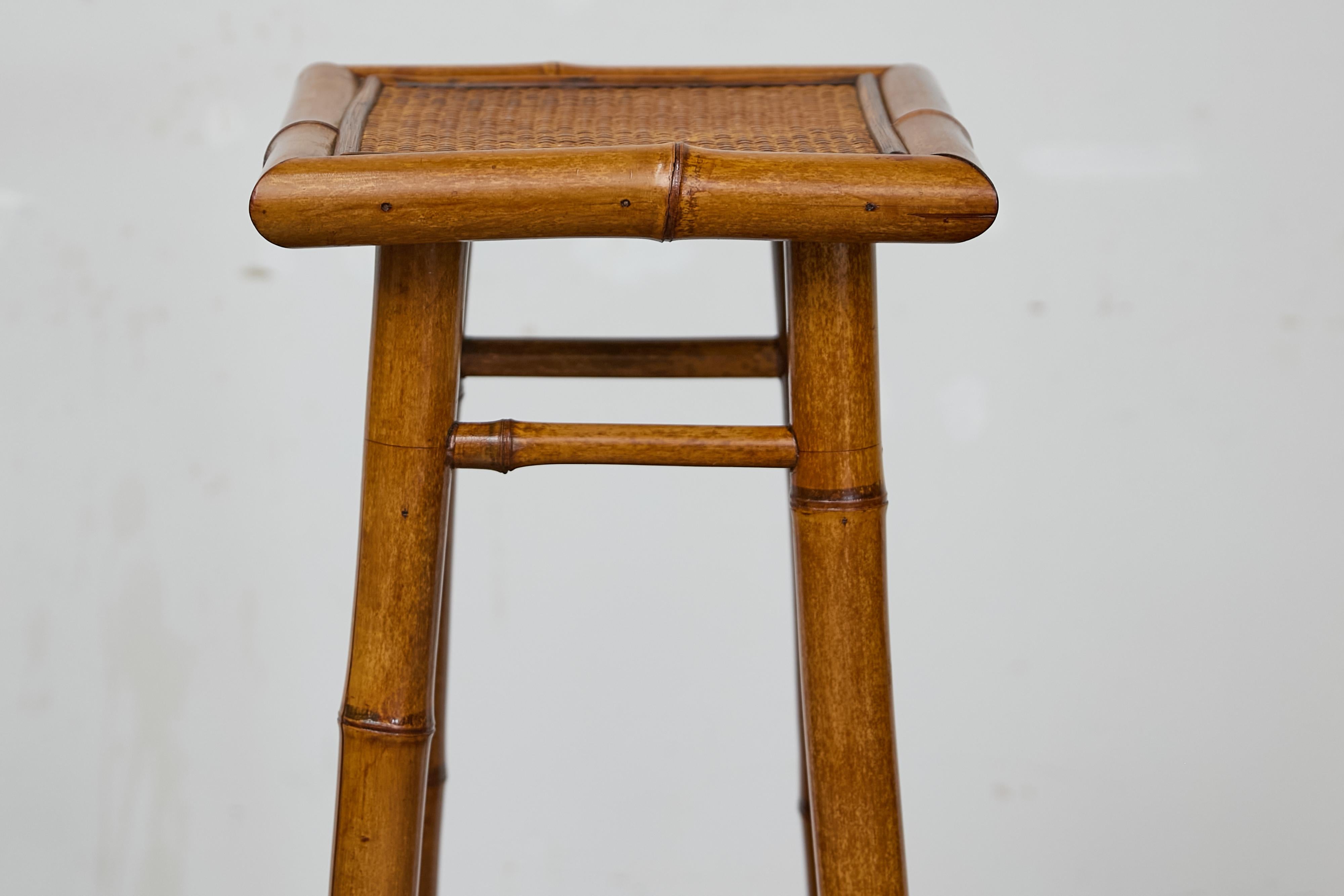 Antico stand rustico inglese in noce finto bambù con ripiani in rattan, circa 1920 In condizioni buone in vendita a Atlanta, GA