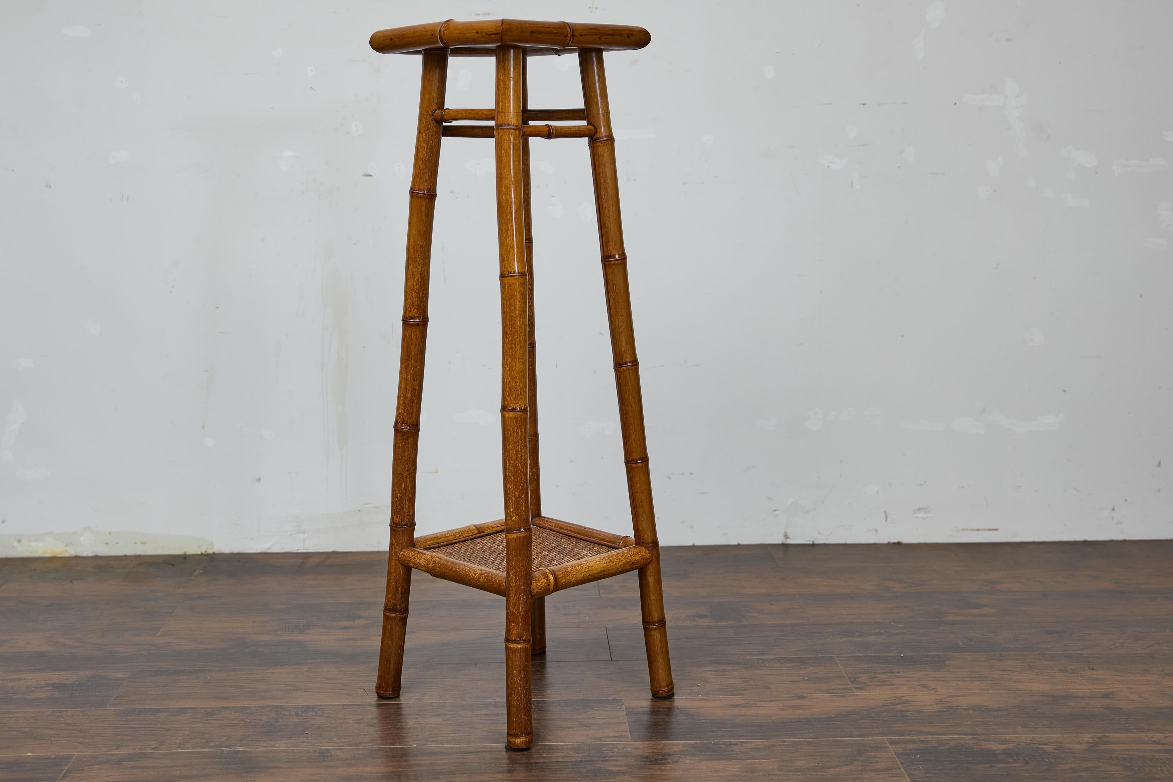XX secolo Antico stand rustico inglese in noce finto bambù con ripiani in rattan, circa 1920 in vendita