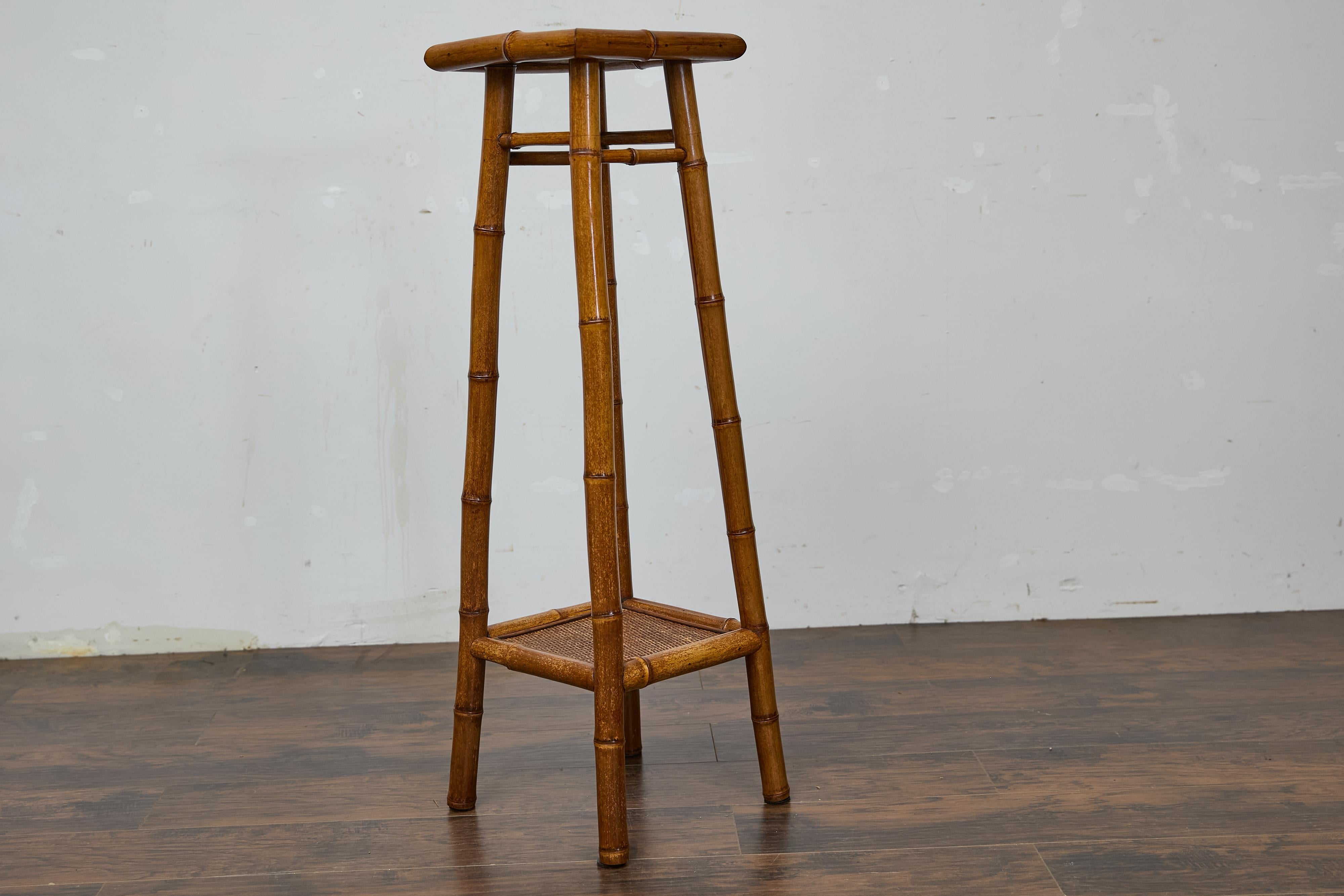Finto bambù Antico stand rustico inglese in noce finto bambù con ripiani in rattan, circa 1920 in vendita