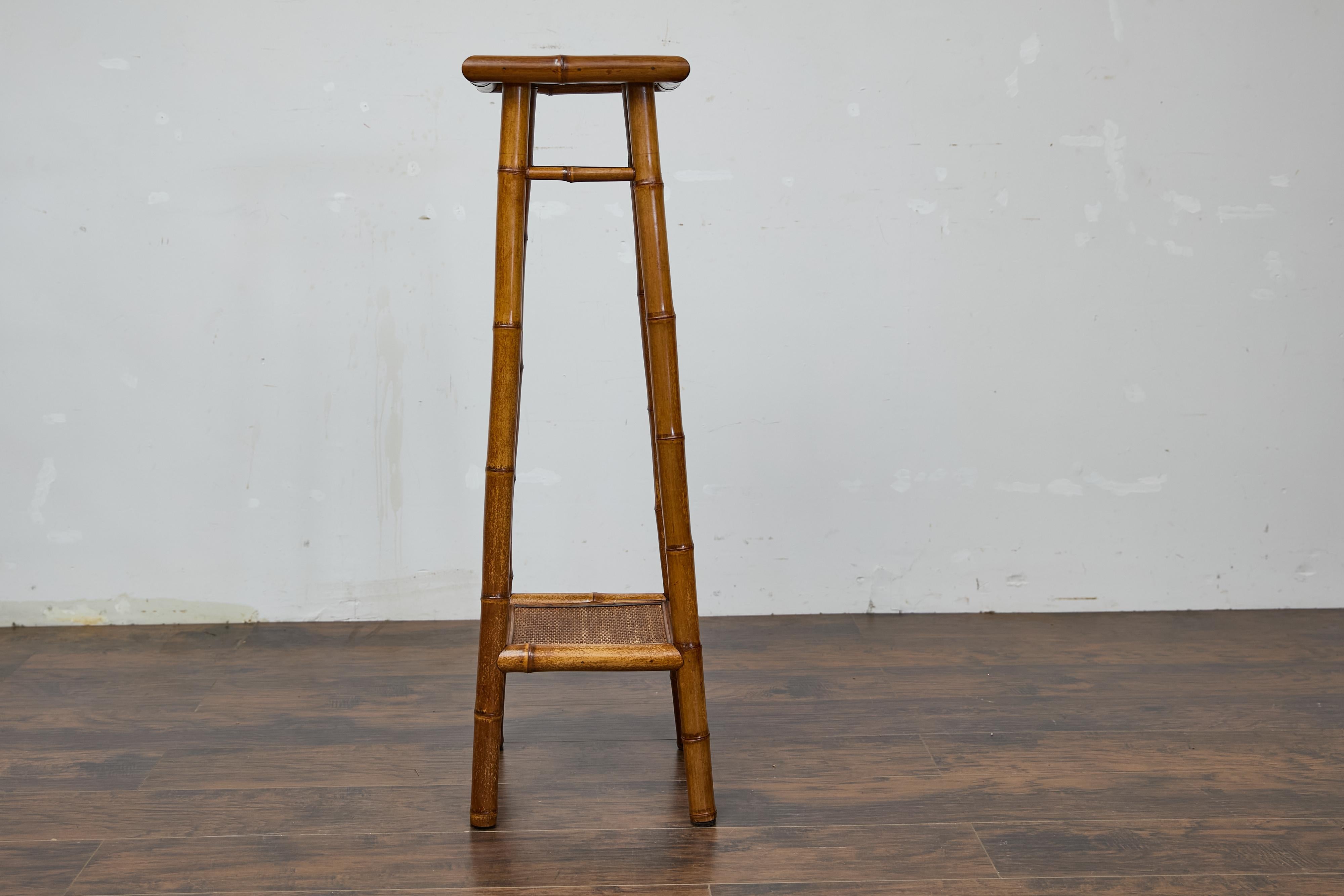 Antico stand rustico inglese in noce finto bambù con ripiani in rattan, circa 1920 in vendita 1