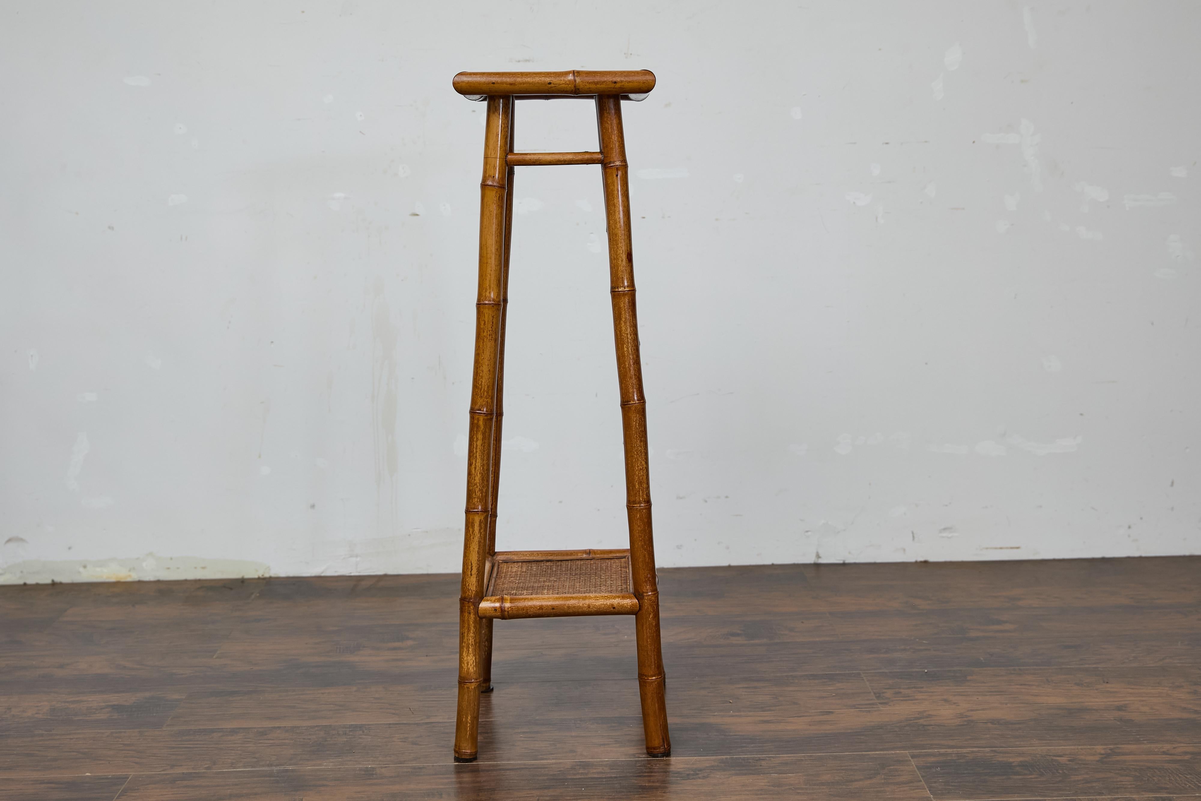 Antico stand rustico inglese in noce finto bambù con ripiani in rattan, circa 1920 in vendita 2