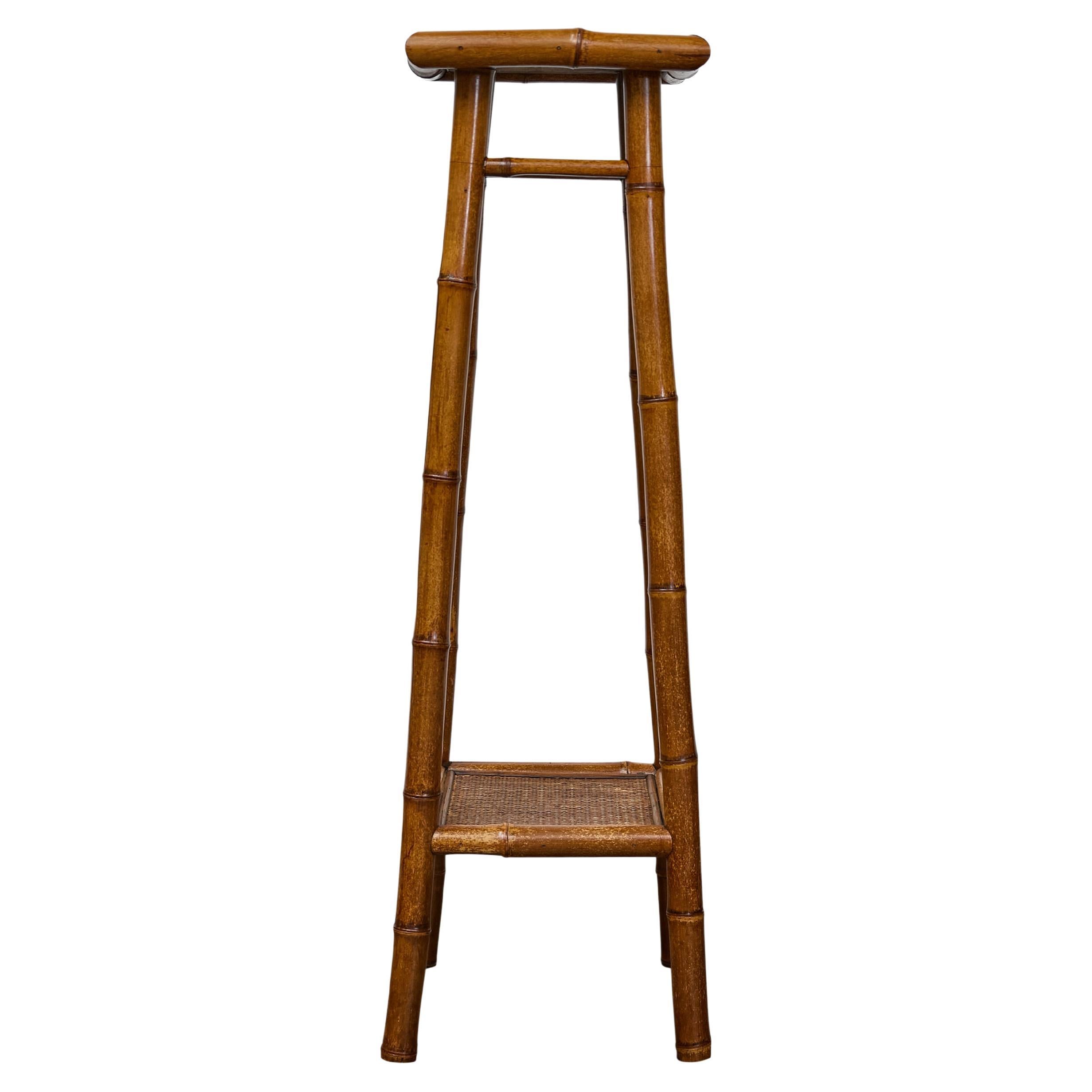 Antico stand rustico inglese in noce finto bambù con ripiani in rattan, circa 1920 in vendita