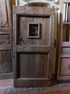 Ancienne porte d'entrée rustique en châtaignier brun:: petite fenêtre avec porte