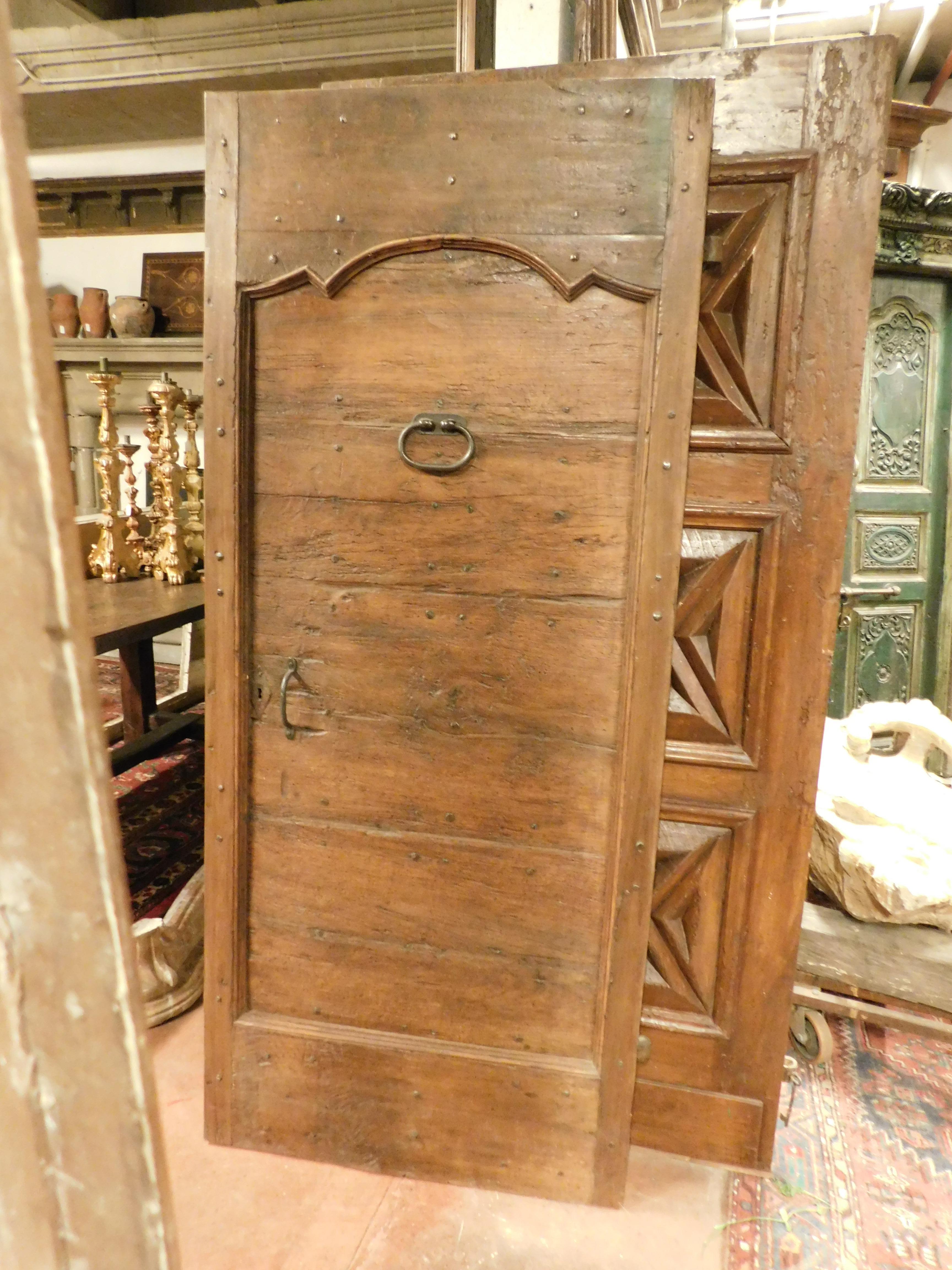 Antique Rustic Entrance Door with Nails and Milling, Brown Walnut, 1700 Italy In Good Condition In Cuneo, Italy (CN)