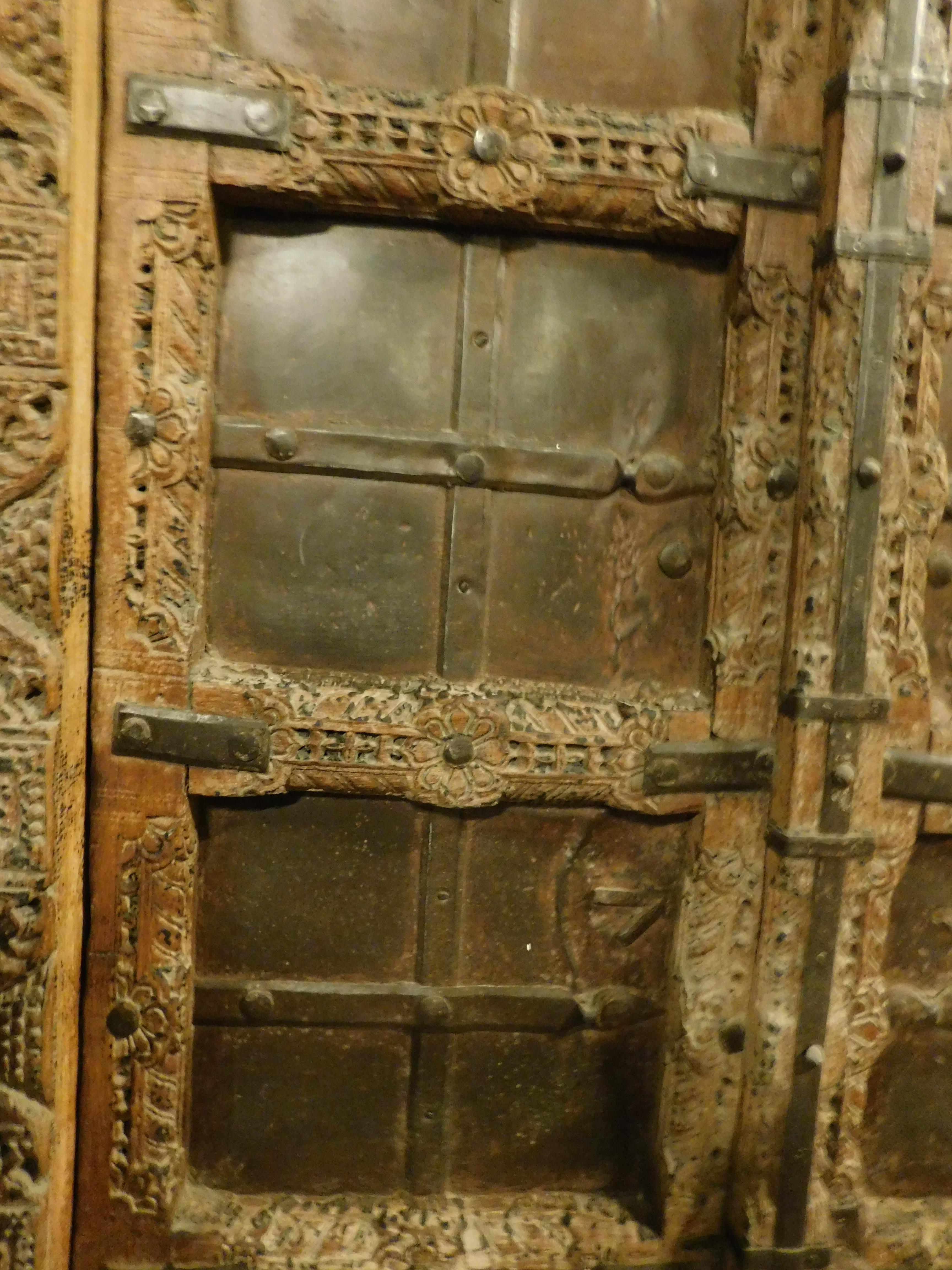 Antike, rustikale, ethnische Eingangstür aus braunem geschnitztem Holz, Indien, 1750 im Angebot 6